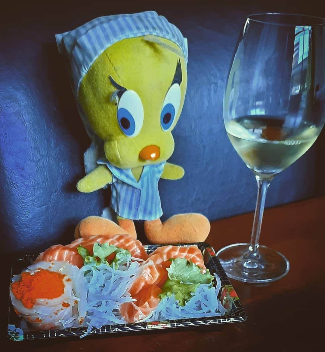 Little Yellow Birdさんのインスタグラム写真 - (Little Yellow BirdInstagram)「Friday, white wine, sashimi. Perfect trio!! #littleyellowbird #tweety #tweetykweelapis #adventures #yellow #bird #weekend #friday #tgif #dinner #sashimi #salmon #japanese #japanesefood #sake #suzuki #whitewine #wine #stuffedanimalsofinstagram #plushiesofinstagram」1月8日 23時03分 - tweetykweelapis