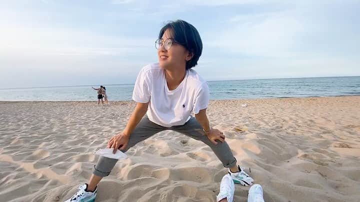チェ・ナヨンのインスタグラム：「아 너무 추워서 여름으로 가고싶다 반팔입고싶다..  여름바다도, 바다의 모래사장도 밟고싶다 #다이어트전 #beforediet 푸하하하하하 아휴 double chin 😅😅😅」