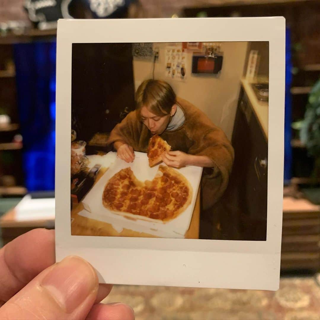 GENさんのインスタグラム写真 - (GENInstagram)「ピザを喰らうわたくし photo by @takeshiyao」1月8日 23時07分 - 04genls
