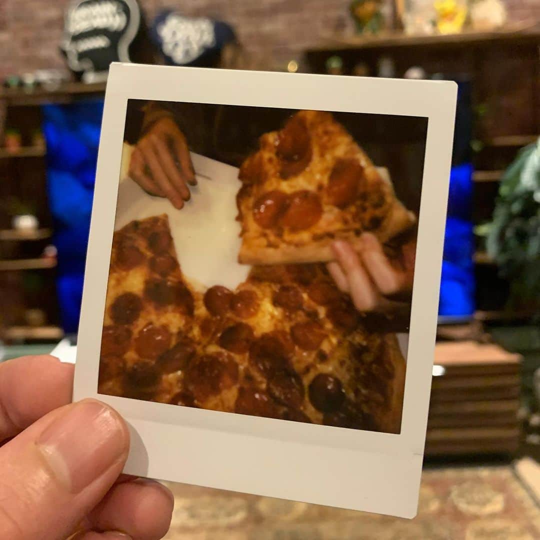 GENさんのインスタグラム写真 - (GENInstagram)「ピザを喰らうわたくし photo by @takeshiyao」1月8日 23時07分 - 04genls