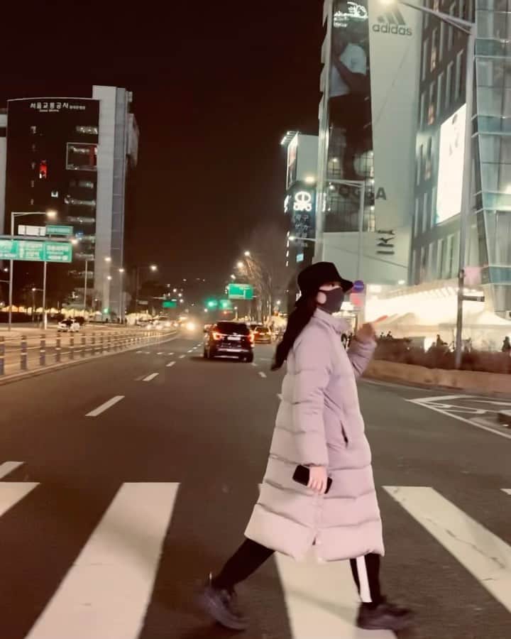 のインスタグラム：「おいおいもう1年経つのね💭 韓国でも手ぶらなのやめな？ 最後の癖ポーズに笑うスタイリストANRIの声が可愛いから音ありで🤫📣 この時期の韓国は本当に寒いのよね... あの痺れる寒さすら懐かしい🇰🇷🤍 #韓国  #한국」