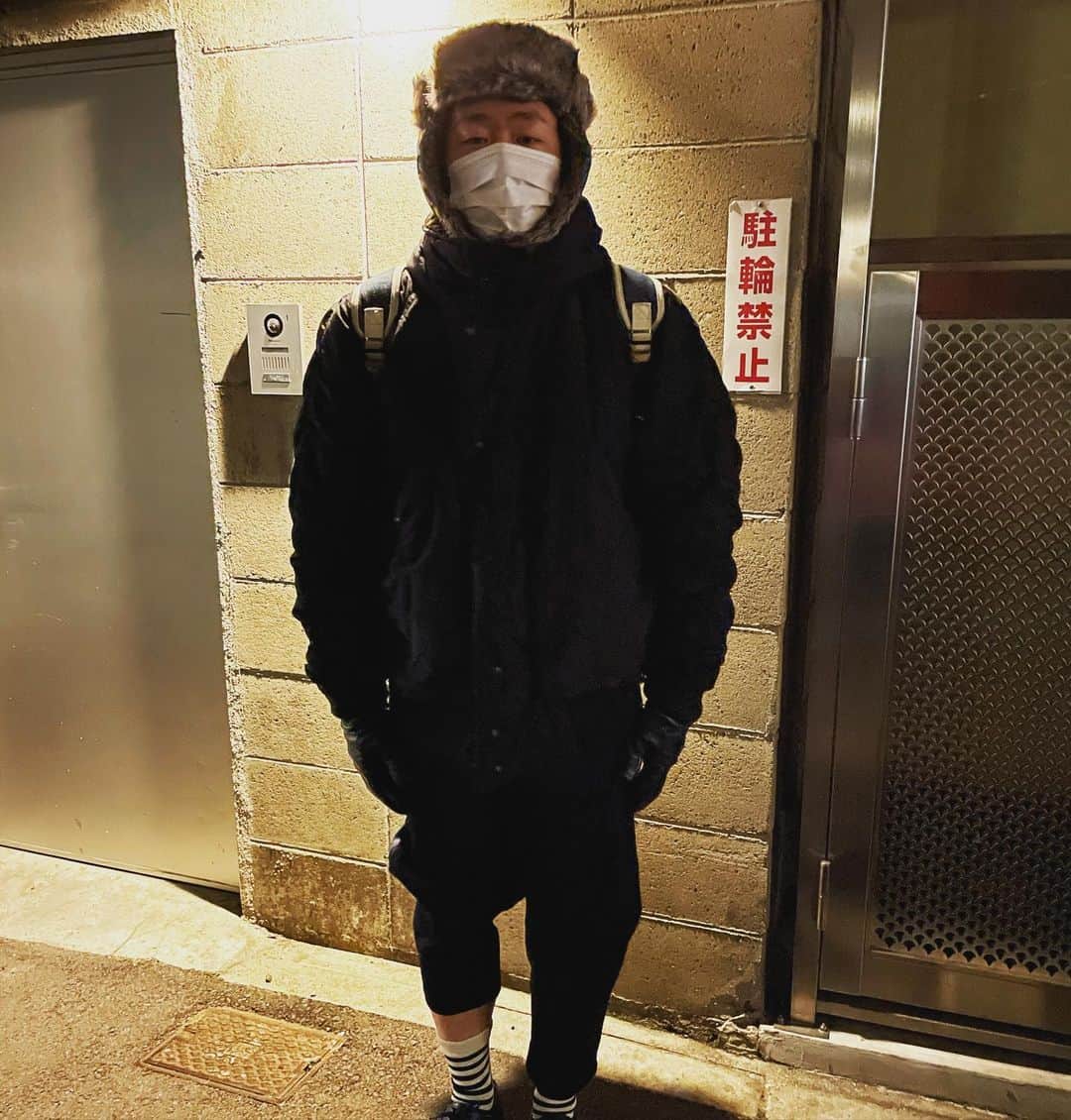 吉田裕のインスタグラム：「寒いですね！ 右足だけがなぜか上がってくる。 寒いです！！ 明日から祇園花月です！ #吉本新喜劇」