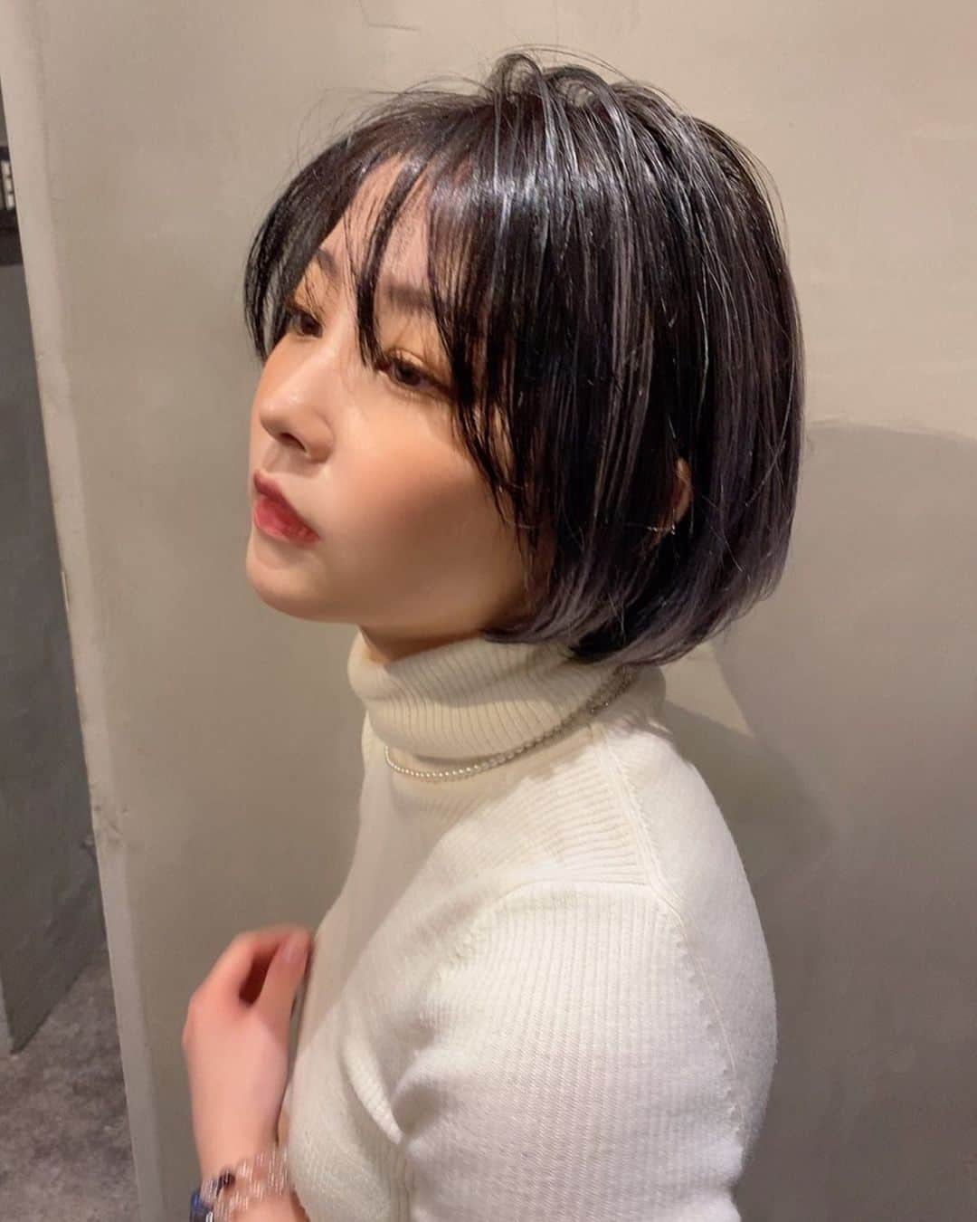 友田紗季さんのインスタグラム写真 - (友田紗季Instagram)「髪染めた💇‍♀️  でも写真じゃわかりにくいかも😂 シルバーのハイライトが入ってるよ❣️  #ヘアカラー #ハイライトカラー  #ボブヘアー  #ショートカット女子  #サロンモデル  #ミスコン #ミス立教」1月8日 23時07分 - rikkyo20miss_1