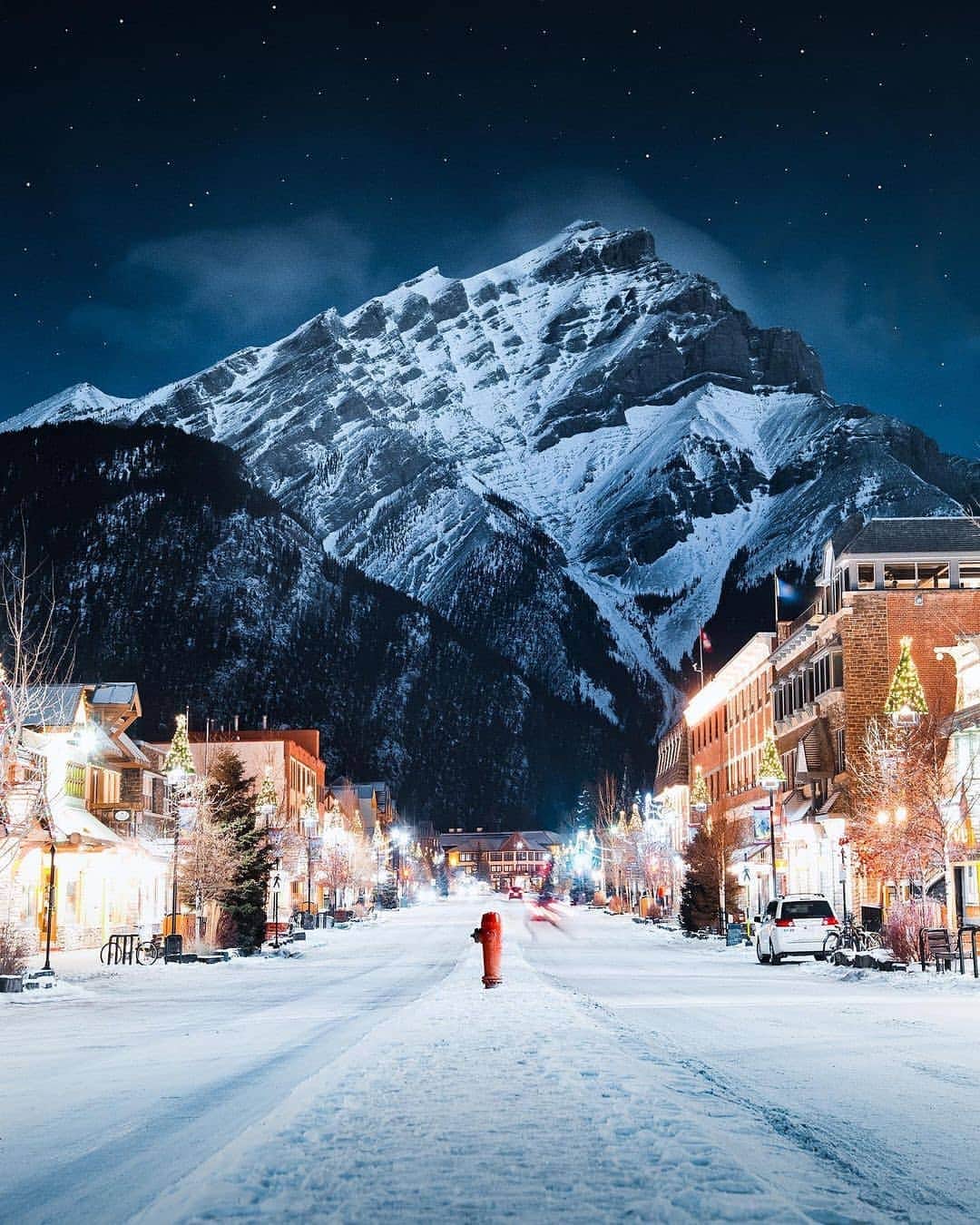BEAUTIFUL DESTINATIONSさんのインスタグラム写真 - (BEAUTIFUL DESTINATIONSInstagram)「Nothing more stellar than this. 😍 Snow-covered paths, dazzling lights, and dramatic landscapes welcome you at Banff National Park, a dream-like setting that can feel too good to be true. 💭   From December to March, the park becomes a winter wonderland brimming with activities and scenic spots. January is the chilliest month, so if you enjoy cold weather, this is the perfect destination to head to!  What are your favorite activities to do at Banff National Park? 🏔️   📸 @joemackin 📍 Banff National Park, Canada」1月8日 23時12分 - beautifuldestinations