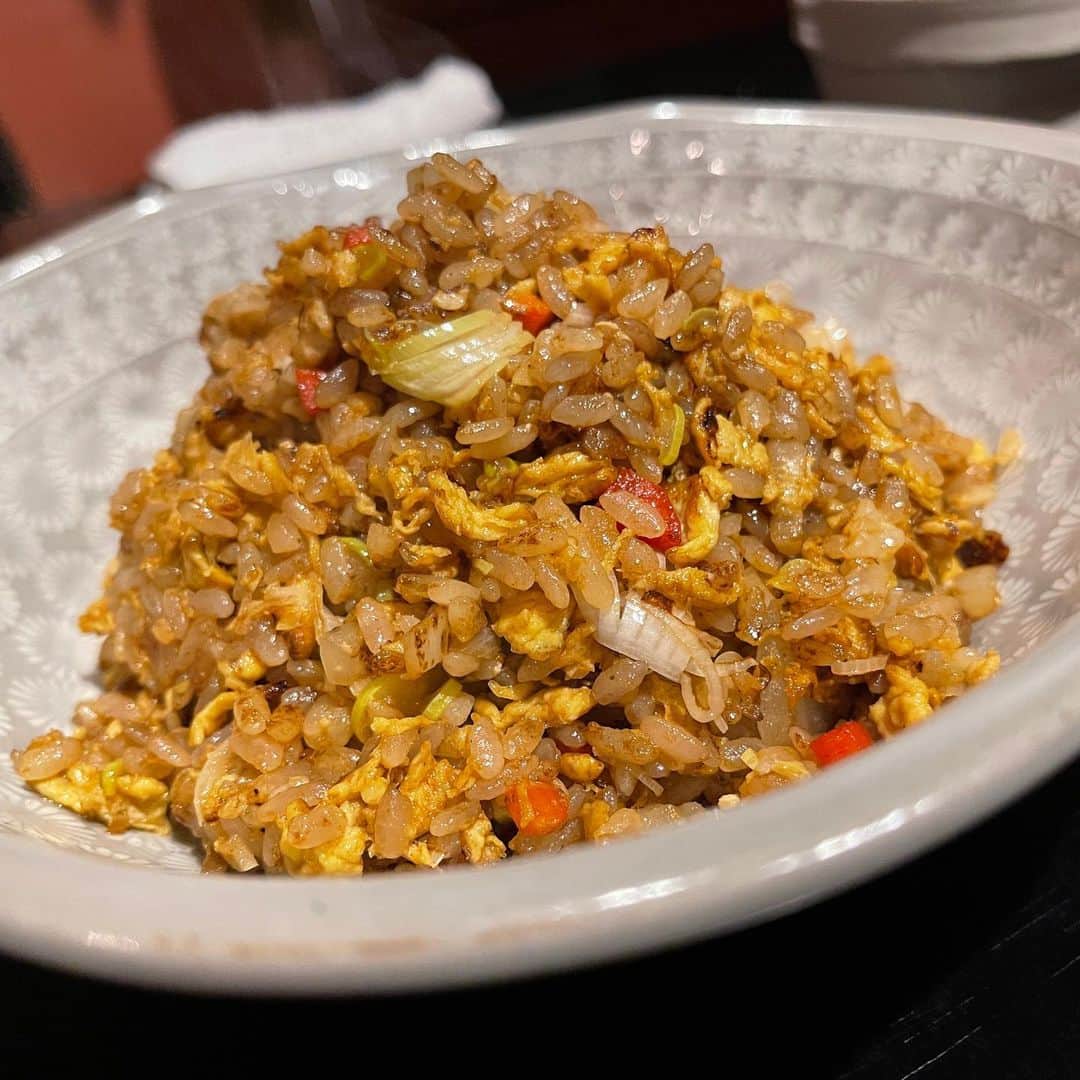 のインスタグラム：「無性に食べたい時の駆け込み中華 【旬彩軒 みずの】📍大阪 北新地  パラパラの黒炒飯に、野菜の旨味がぎゅっと詰まったパリパリ餃子、中華って無性に食べたくなりますよね🤤 中華の激戦区・大阪の中でも、北新地という立地でありながら、比較的リーズナブルにハイクオリティな中華を楽しめます。 こだわった味付けの料理はどれもしっかり美味しい。 2軒目利用にももってこいで、アラカルトで注文できる手軽さも嬉しいです。 店内はシックな感じで落ち着いているので、しっぽり食べたい方にもおすすめです✨  #旬彩軒みずの #大阪グルメ #北新地グルメ #大阪中華 #北新地中華  TERIYAKIでは、単なるインスタ映えだけじゃない、本当に美味しいお店を紹介しています。 また、「食」が大好きな人必見の食通が集うコンテンツも充実。 食べることは大好きでも、「行きたいお店に一緒に行く人がいない…」「訪問する機会がない…」という方も多いのではないでしょうか？ そんな時はTERIYAKI美食倶楽部にお任せ！TERIYAKI編集部のメンバーや会員さんと、まだまだ認知されていない隠れた名店や、時には超がつくほどの予約困難店に行き、食の楽しみを享受することができます。グルメな人脈を広げるも良し、ただただ美味しいものを極めるも良し！食通が集った極上のコミュニティをお楽しみください。」