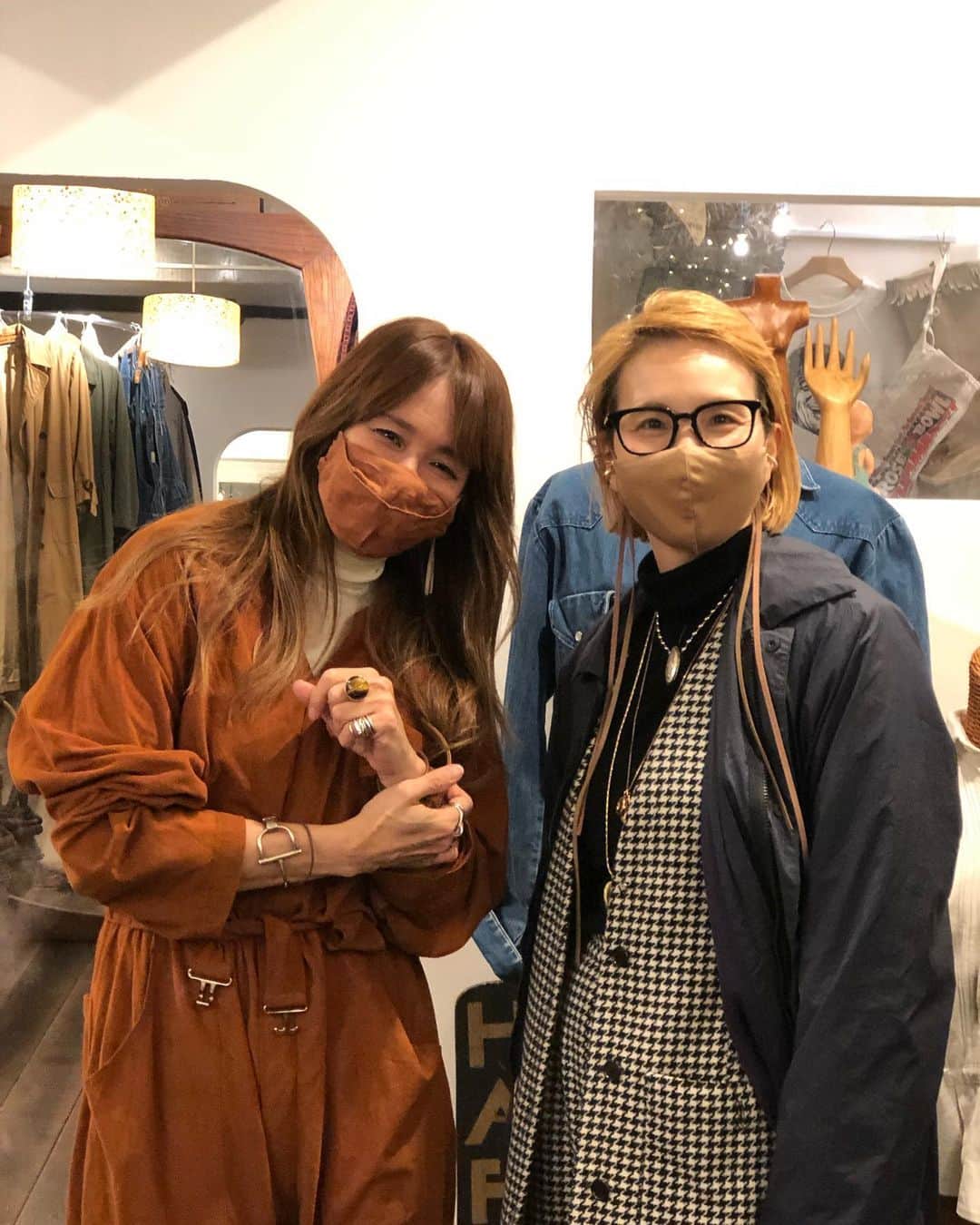 のインスタグラム：「美味しそうなパンを持って仕事の合間に立ち寄ってくれたふーみん  なかなかゆっくり会えないけどこの人はちょっと会えただけでも私におっきなパワーをくれるんだな 私の密かにとっておきと思っている商品もちゃんと見つけてくれる  会えて良かった！ 来てくれてありがとう☺︎  #swellvtg #thankyou」