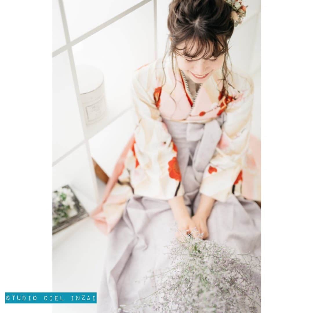 のインスタグラム：「🗣振袖展示会やるよ！  1月22日〜24日の３日間限定♡  たくさんの振袖と小物が いっーぱい選べます🕺🏻  是非お待ちしております♩  .  #スタジオシエル  #スタジオシエル印西店 #振袖  #振袖レンタル  #印西写真館  #ヘアメイク  #ヘアアレンジ  #ナチュラルメイク  #アップスタイル  #shopping  #写真館  #スタジオ  #カメラ女子  #印西 #ビックホップ  #かわいい #ドライフラワー #ウェディングドレス  #成人式 #成人式前撮り #成人式ヘアセット  #振袖前撮り #jk #振袖ヘア #振袖ネイル  #振袖コーディネート」