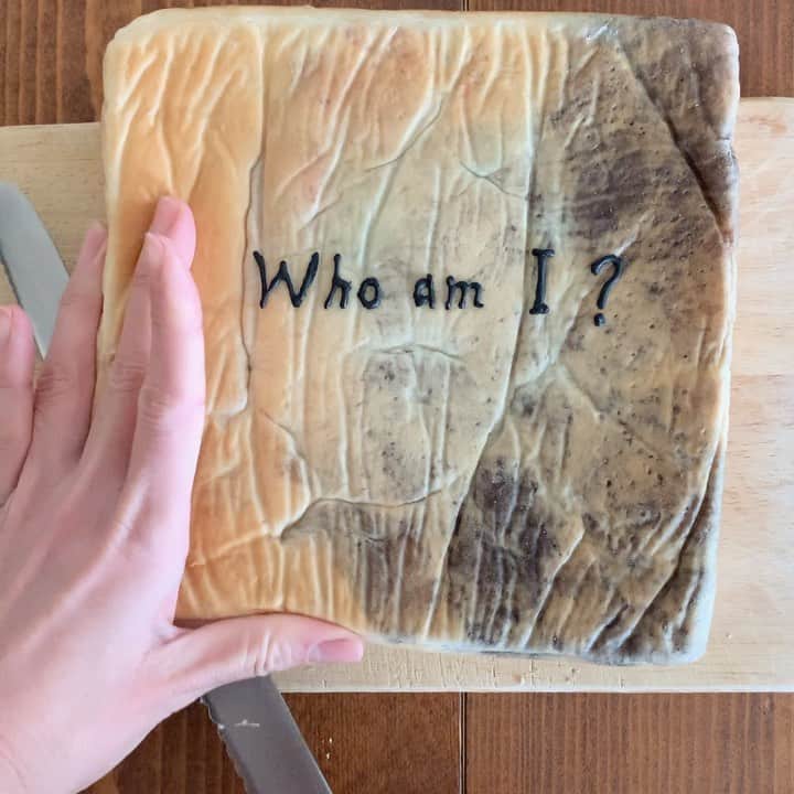 のインスタグラム：「. . Who am I ? 🎵💕  イラストパンで、私は誰でしょう〜？ シリーズを始めます！ クイズ形式です😉  このイラストパンは誰なのか？わかった方はぜひコメント欄に書いて下さいね😋💕  皆で一緒に楽しみましょうー♡  . . . #bread #baker #bakery #loafbread #kawaii #hamburger #sandwich #girl #foodvideo #breadlover #breadmaking #art #artfood #手作りパン #パン #食パン #パン切り包丁 #萌え断 #女の子 #朝ごパン #サンドイッチ #トースト #トーストアート#ハンバーガー #クイズ #私は誰でしょう #パン教室 #konel  #イラストパン #イラストパンwhoami」