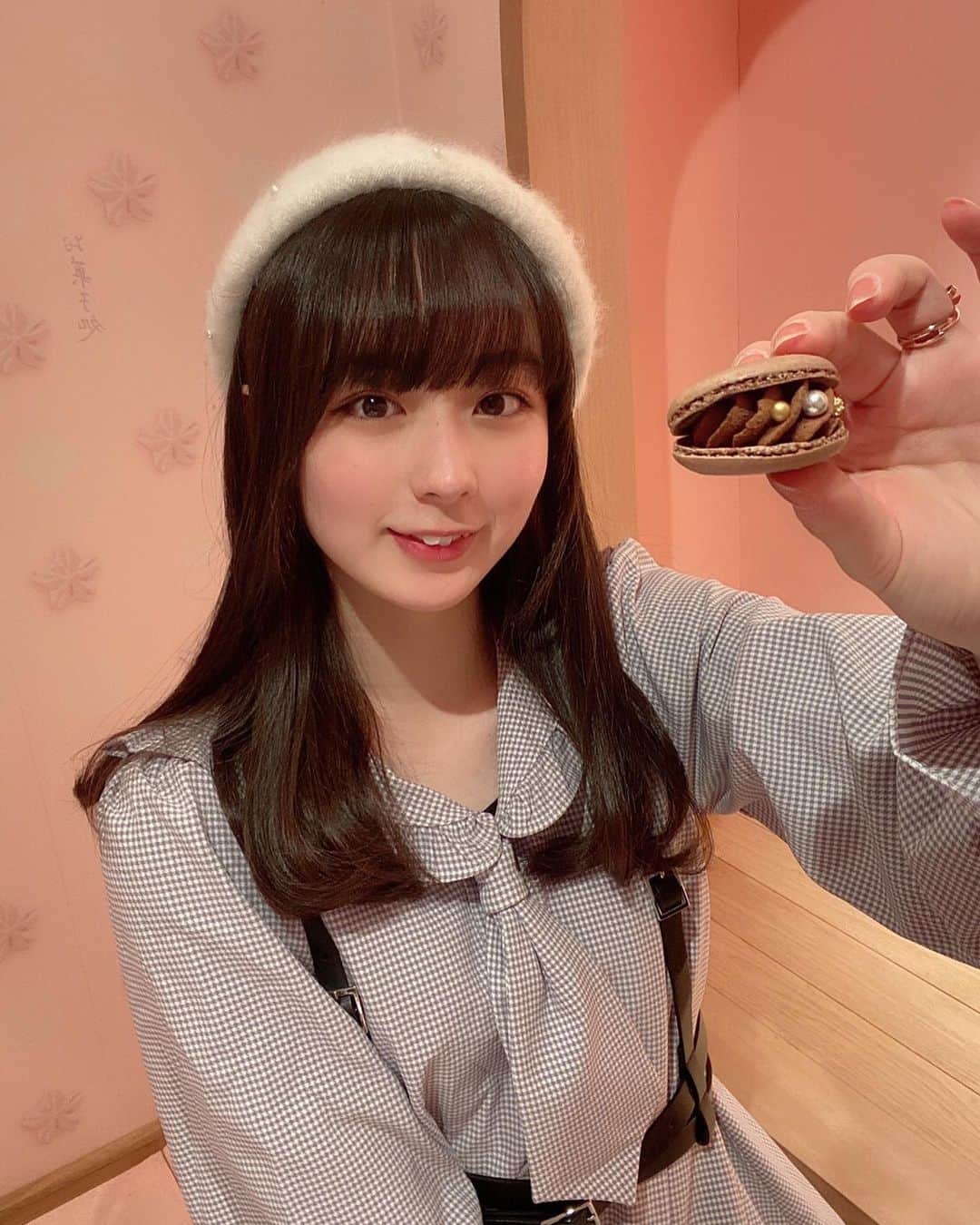 高田もものインスタグラム：「. はい、こちらがマカロンになります！ . チョコのマカロンだよ〜 . マカロンだいすき！ . かしこ . #高田もも #かしこってなに #かしこ #あいどる #アイドル #idol #japaneseidol #かみやど #ひらがなかみやど #ベレー帽 #ハーネスベルト #マカロン #まかろん #qpotcafe #渋谷カフェ #原宿カフェ #ミスid2021 #ミスid」