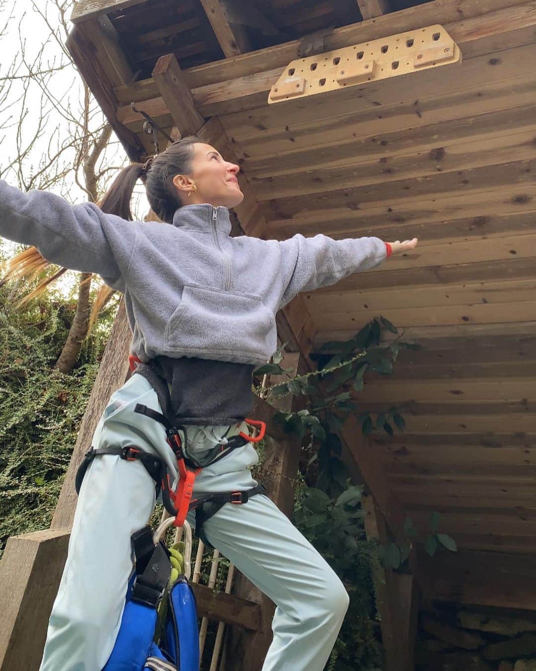 キャロライン・シノのインスタグラム：「Si toi aussi tu kiffes t’entraîner😈 de voir que petit à petit ça avance bien en planches, suspensions et blocages à 1 bras! Je suis presque repartie de zéro.  Merci @remi.rvt pour tes supers entraînements! Et toutes tes explications sur la mobilité et la force. Ça tombe bien après la saison 2 de the Mandalorian j’ai envie d’en prendre!! Hâte de voir ce que ça va donner ce printemps🙌🏼 En attendant je laisse la « collante » de côté🤯 pour les fous du froid☃️ #thisistheway  @arkose.climbing #bethbyarkose @arkose.climbing @crimpoilofficial #climbmassage #recoverfaster @pucseries_temple_nargo」