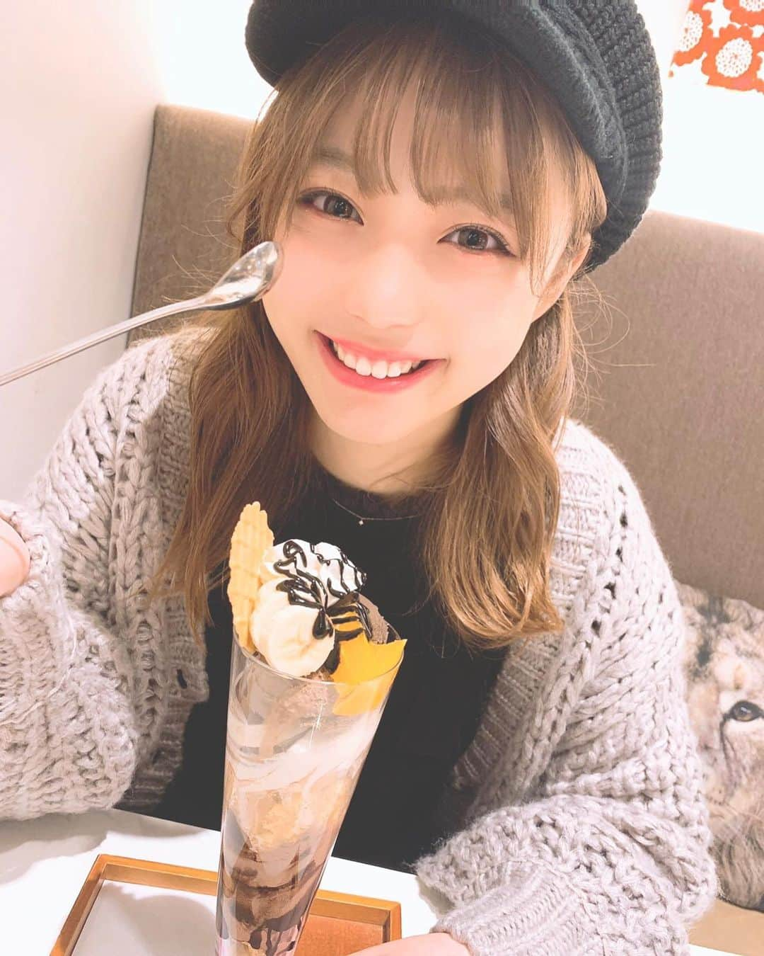 首藤百慧のインスタグラム：「followerさんが9000人突破しました〜🥺🎀  やったぁ〜(*˙ᵕ˙ *) ありがとうございます！☺︎  1万人になったら ストーリーにURL貼れるからたのしみ〜😚🌟  ． ． #目指せ1万人 ！♡ #instagram #followers #follower #followme #follow #パフェ #風車 #広島カフェ #広島パフェ #風車パフェ #アイドル #ラストアイドル2期生アンダー #首藤百慧 #もえつん #ありがとう」