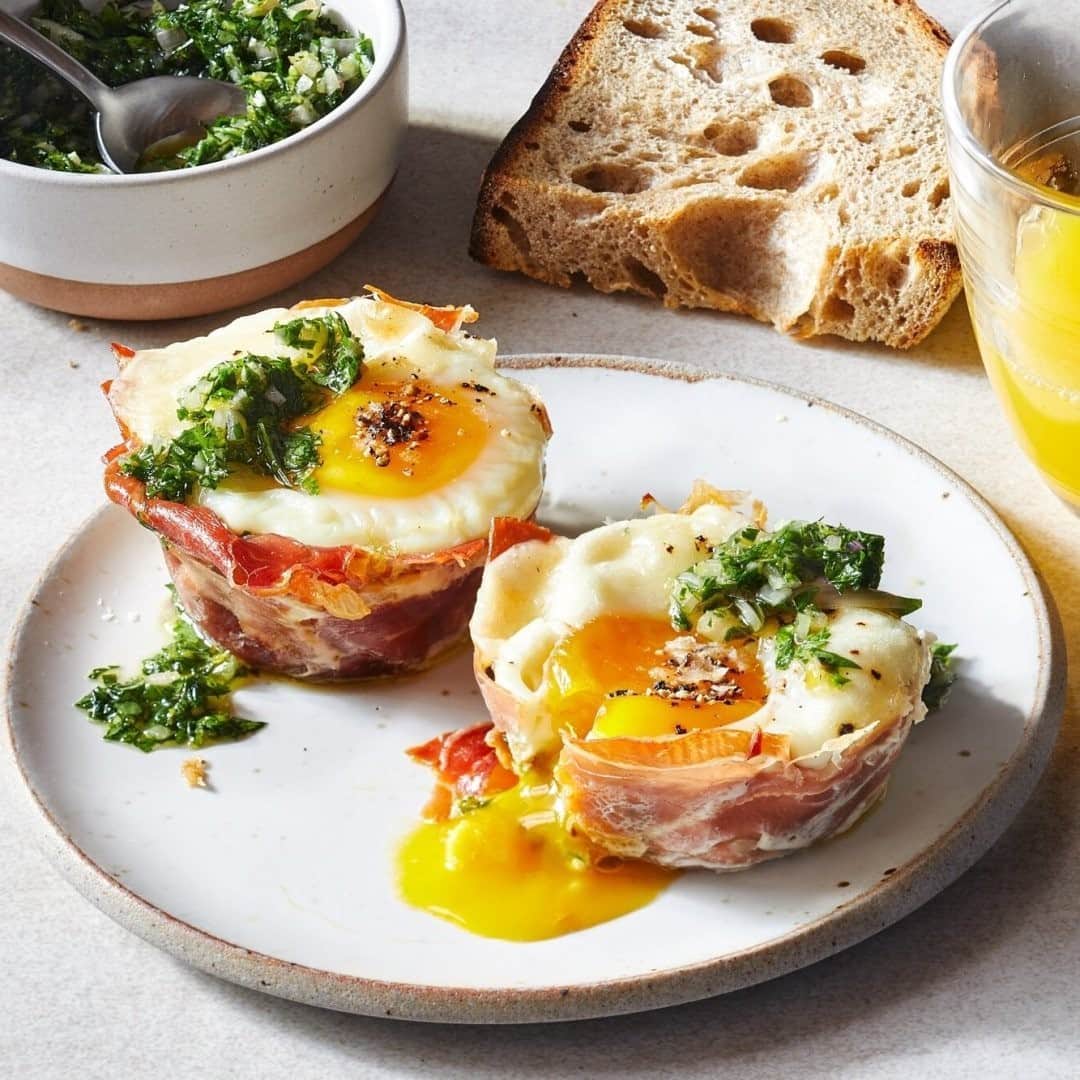Food & Wineさんのインスタグラム写真 - (Food & WineInstagram)「These elegant, savory herb-topped eggs bake up in a muffin pan into cheesy mushroom-filled "cups" of prosciutto. They also keep well—make a batch in advance and you'll have a few days of breakfast or lunch at hand. (We particularly like the leftovers warmed and then sandwiched in a buttery toasted English muffin.) Recipe link in bio! 📸: @antonisachilleos」1月8日 23時31分 - foodandwine