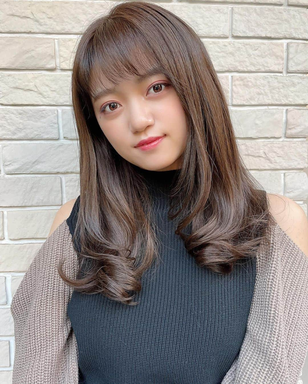 吉川茉優さんのインスタグラム写真 - (吉川茉優Instagram)「New color グレージュ ちょっぴり青も入ってるの〜 テンション上がるぅ〜！mayu.♡ ＊ ＊ ＊ #ヘアカラー #グレージュ #ブルージュ #gerland #美容室 #表参道 #トップス #ニット #murua #idol #instagood #instalike」1月8日 23時33分 - mayu_yoshikawa_uug2ki