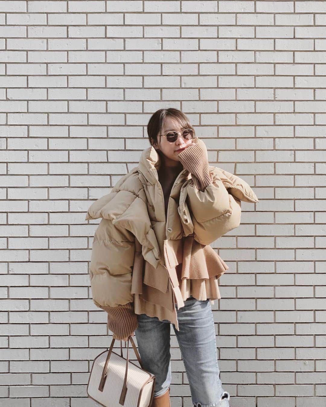 大野愛友佳のインスタグラム：「年末年始にたくさん暖かくしてくれたアウター。  こんな形、ぜったい出会えないっておもって。 首元までしめると羽毛布団に包まれてるみたいなの🤭  #undercover#アンダーカバー #年末年始の過ごし方#あったかコーデ#休日コーデ#ロングブーツ#ロングブーツコーデ#アウターコーデ」