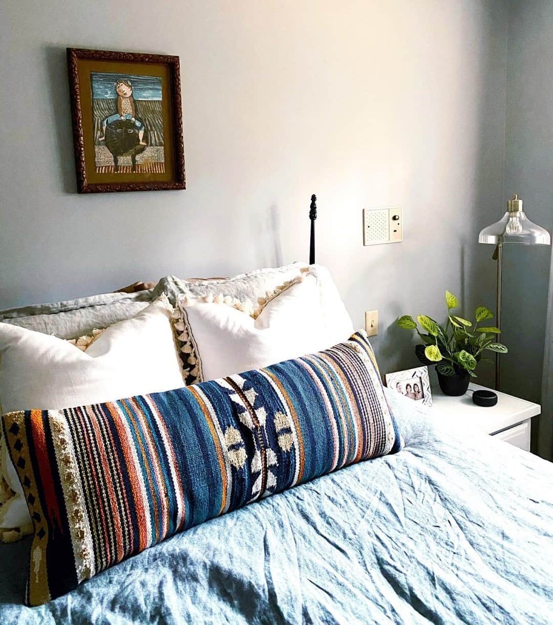 west elmさんのインスタグラム写真 - (west elmInstagram)「We're LOVING @adornbypriscilla's bedroom featuring our handcrafted Woven Baja Pillow and European Linen Duvet Cover in Washed Gemstone - both of which are @fairtradecertified! 💯 Tap the link in our bio to shop the look and share your style by tagging @westelm. #FairTradeFriday #mywestelm」1月9日 5時00分 - westelm