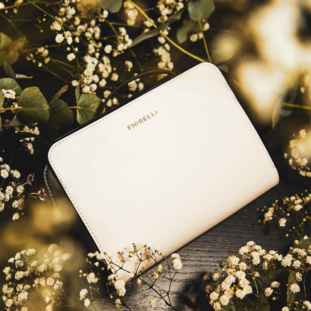 のインスタグラム：「The perfect monochrome crossbody for £25 - grab the Rebecca while stocks last and add an understated yet versatile silhouette to your accessory collection 😍 #FiorelliBags #VeganAccessories #VeganHandbags」