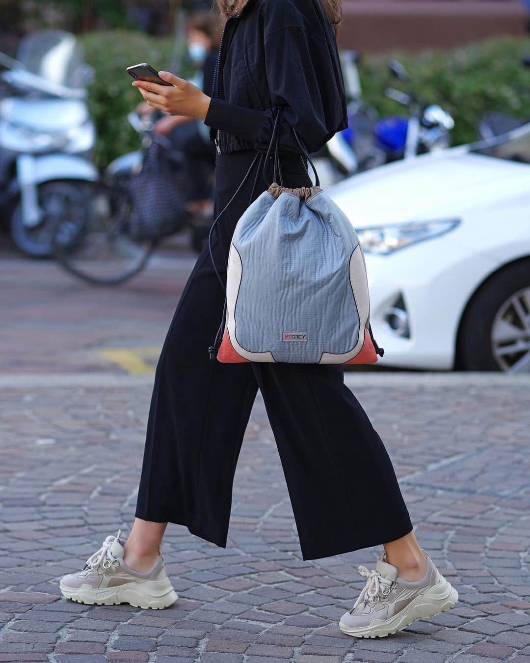 のインスタグラム：「Style inspo of the day.  #MyGrey #sneakers #sneakersworld  #handbag  #backpack #streetstyle  #streetwear  #fashiondaily  #styleinspo  #staycool」