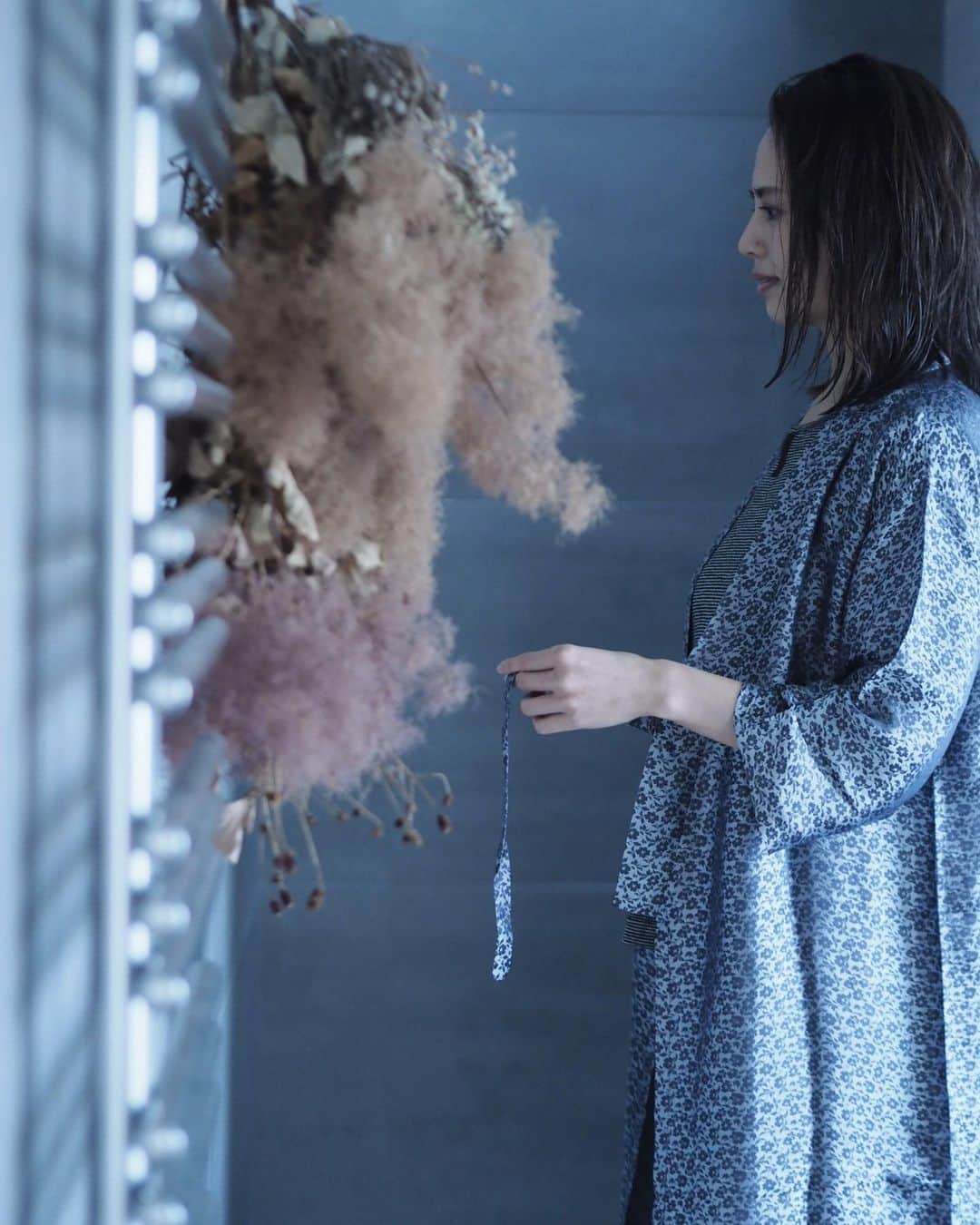 のインスタグラム：「Silk100% night gown﻿ ﻿ ﻿ ﻿ シルクマスクやパジャマを愛用している @feminin_tokyo のナイトガウン﻿ 手触りも良くて保湿効果もあって﻿ そして気分もあがる☺️✨﻿ ﻿ 私は羽織として着ていますが﻿ 2wayで脇下で止めるとパジャマドレスにも﻿ ﻿ 寝ぐせ直し中のボサボサはご愛嬌🤪﻿ ﻿ ﻿ ﻿ #silk #nightgown #ナイトガウン #シルク #ルームウェア #おうち時間 #naoliving」
