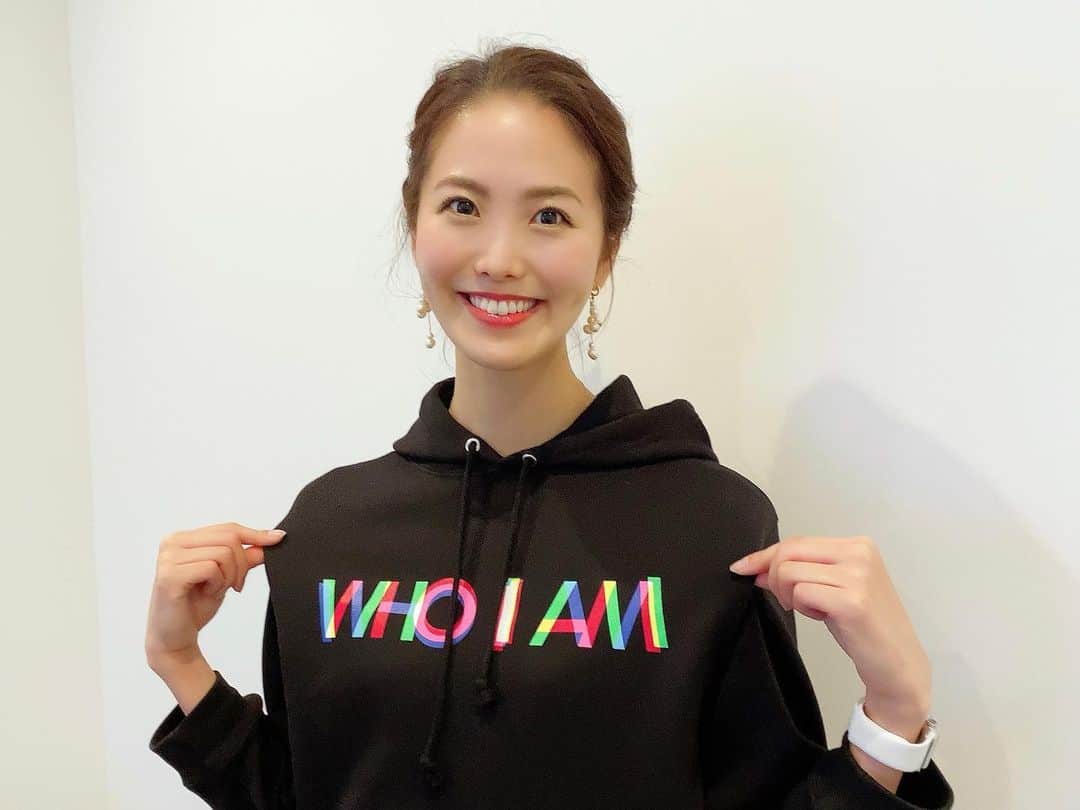 渋佐和佳奈のインスタグラム：「#WOWOW #パラリンピックドキュメンタリーシリーズ「WHO I AM 」🌈 「#みんなちがってみんないい」をテーマに先月行われたイベント　#ノーバリアオンラインLIVE2020 のハイライト映像が @wowowparalympic にアップされています☺️✨  リポストしたかったけどなぜかできなかったので、ストーリーでシェアしています👍🍀  参加してくれた皆の個性や笑顔が輝いていたあの素敵な空間を、たくさんの方にご覧いただきたいな^_^！  写真は、イベントで着用した#WHOIAM トレーナー☺️かわいくてお気に入りなのです💗  #wowow #whoiam #みんなちがってみんないい　#ユニバーサルイベント　#ノーバリア　#paralympics」