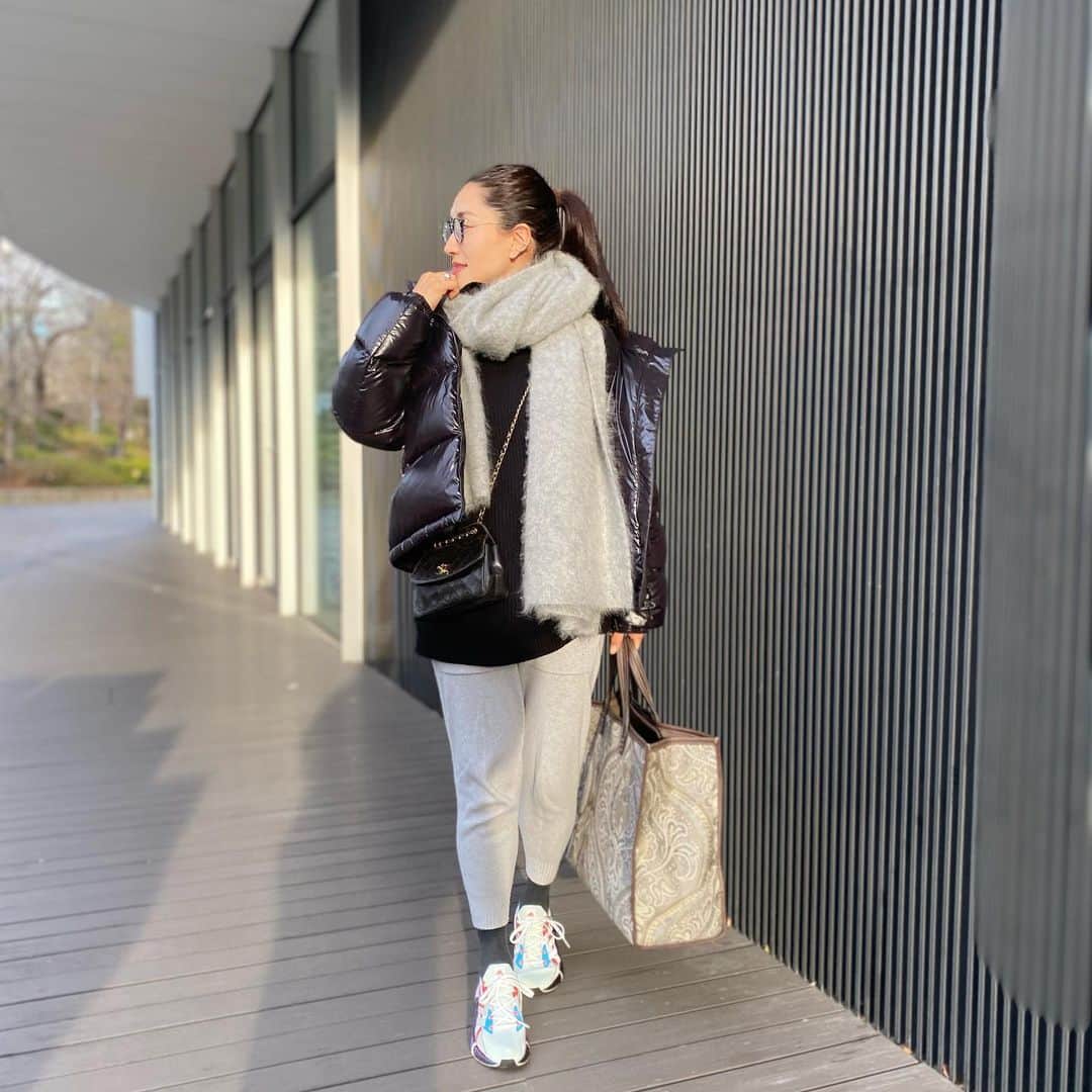 亀恭子のインスタグラム：「少し久しぶりのpost  今週末は寒くなる予報ですね 私もしっかり着込んでます。  today's… #fashion #ootd #kkstyle #tokyo #kamescloset #jacket #moncler #knit #deuxiemeclasse #pants #drawer #stole #asaucemeler #bag #chanel & #avacation #shoes #adidas #winter #january」