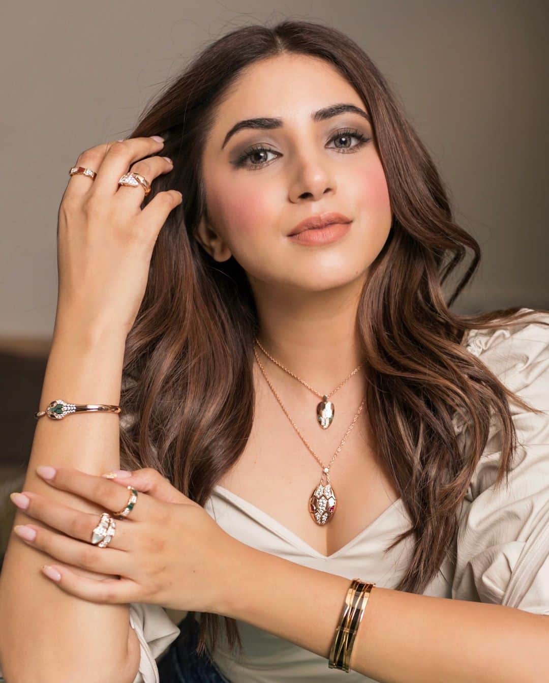 Aashna Shroffさんのインスタグラム写真 - (Aashna ShroffInstagram)「MIX, MATCH AND STACK ✨✨✨  Playing by my rules, bringing you my personal style with the art of layering. @Bulgari has the most stunning pieces, and endless options, for the woman who loves her jewellery and stacking just like I do 😍  Visit https://www.bulgari.com/en-in/ to see their collection, and you can WhatsApp them on +917428264691 for complimentary delivery across India!  #Bvlgari #MoreThanAWish #HolidaySeason #BvlgariJewelry #Serpenti #SerpentiViper #bzero1」1月8日 23時42分 - aashnashroff