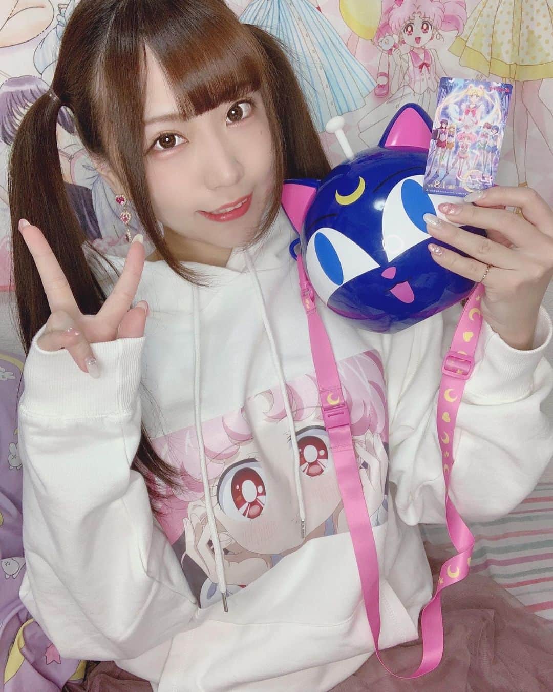 のインスタグラム：「劇場版セーラームーンEternal、公開初日見に行って来ました🌙💕 ちびうさとエリオスのシーンで泣いた...懐かしくもあり、新しいセーラームーンが見れて最後までわくわくドキドキが止まらなかった！！ 後2回は観に行くし後半も楽しみ🥺！ . . . . #セーラームーン #劇場版セーラームーン #セラムン #ちびうさ #ちびムーン #ルナPボール #映画 #シネマ #cinema #ツインテール #アイドル #girl #idol #kawaii #kawaiigirl #kawaiifashion #followme」