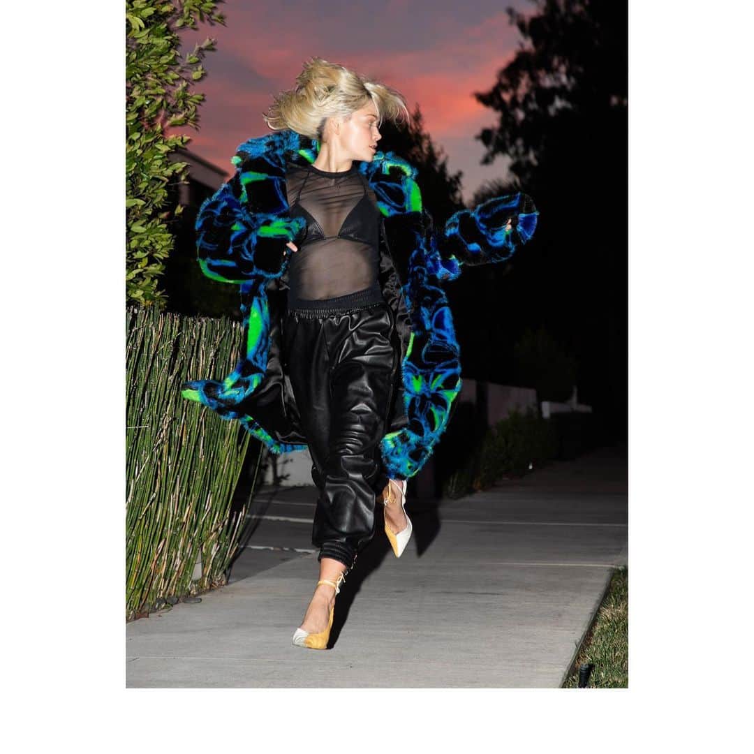 アイスバーグのインスタグラム：「Sunset diaries @elona_lebedeva by @tomasherold #Iceberg1974 #sportswear」