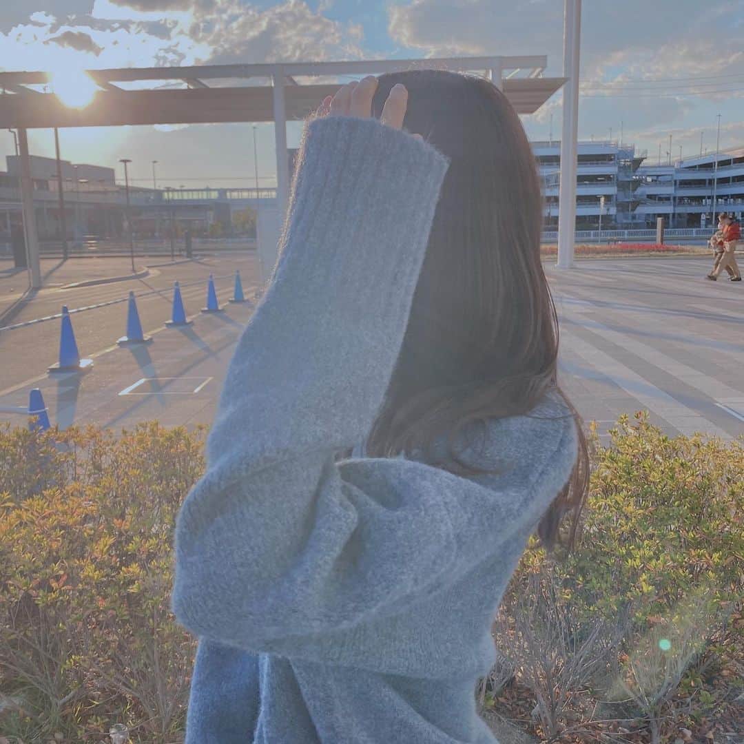 野島樺乃のインスタグラム：「最近、早寝なんです。 早起きではありませんが...🥲笑  1日お疲れ様でした🛏 では💤🐑  #dailylook #私服 #ニット #冬 #栄」