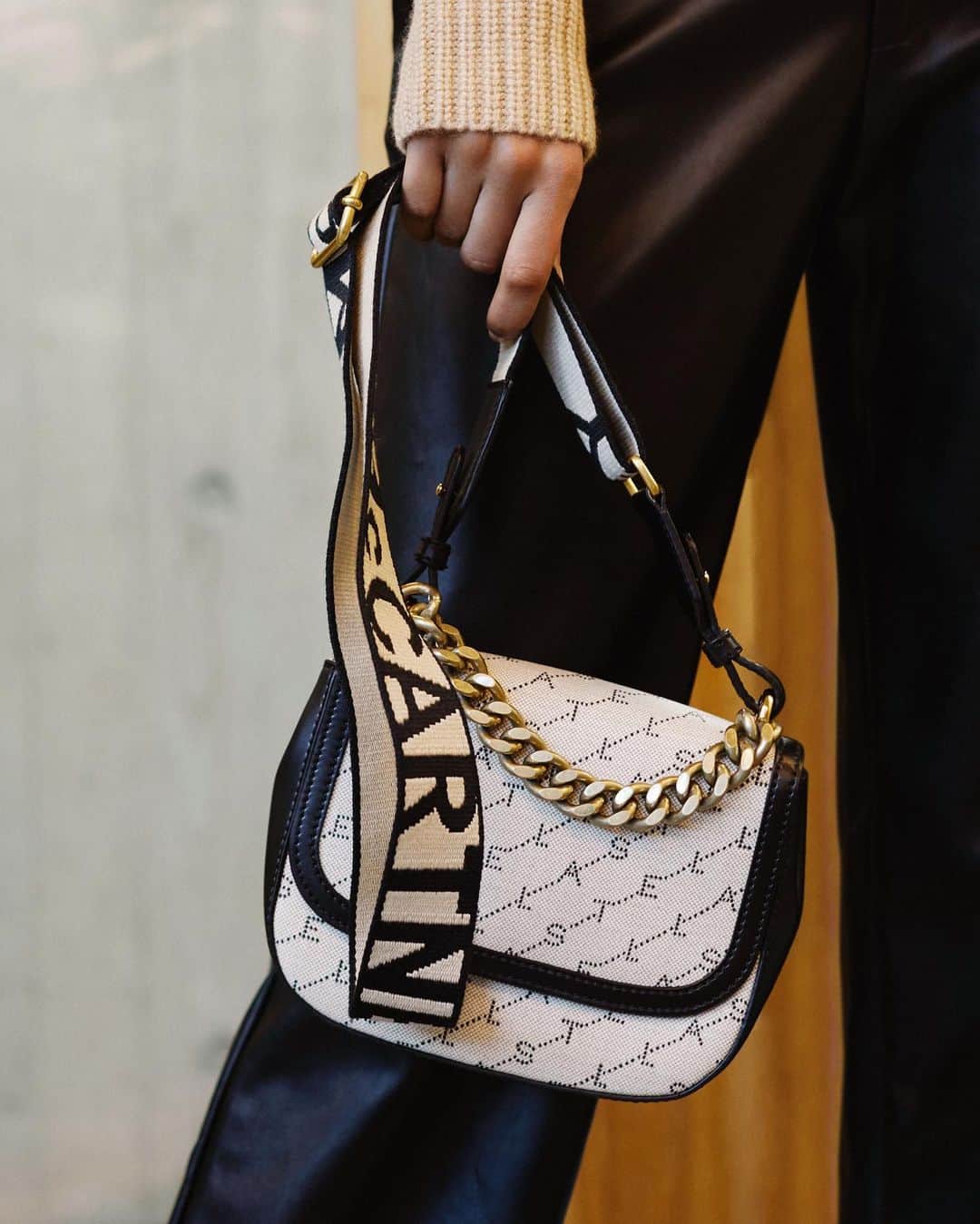 のインスタグラム：「Read our bag: We love @stellamccartney and all of her accessories.  Shop all your favorite Instagram looks, just visit the link in bio」