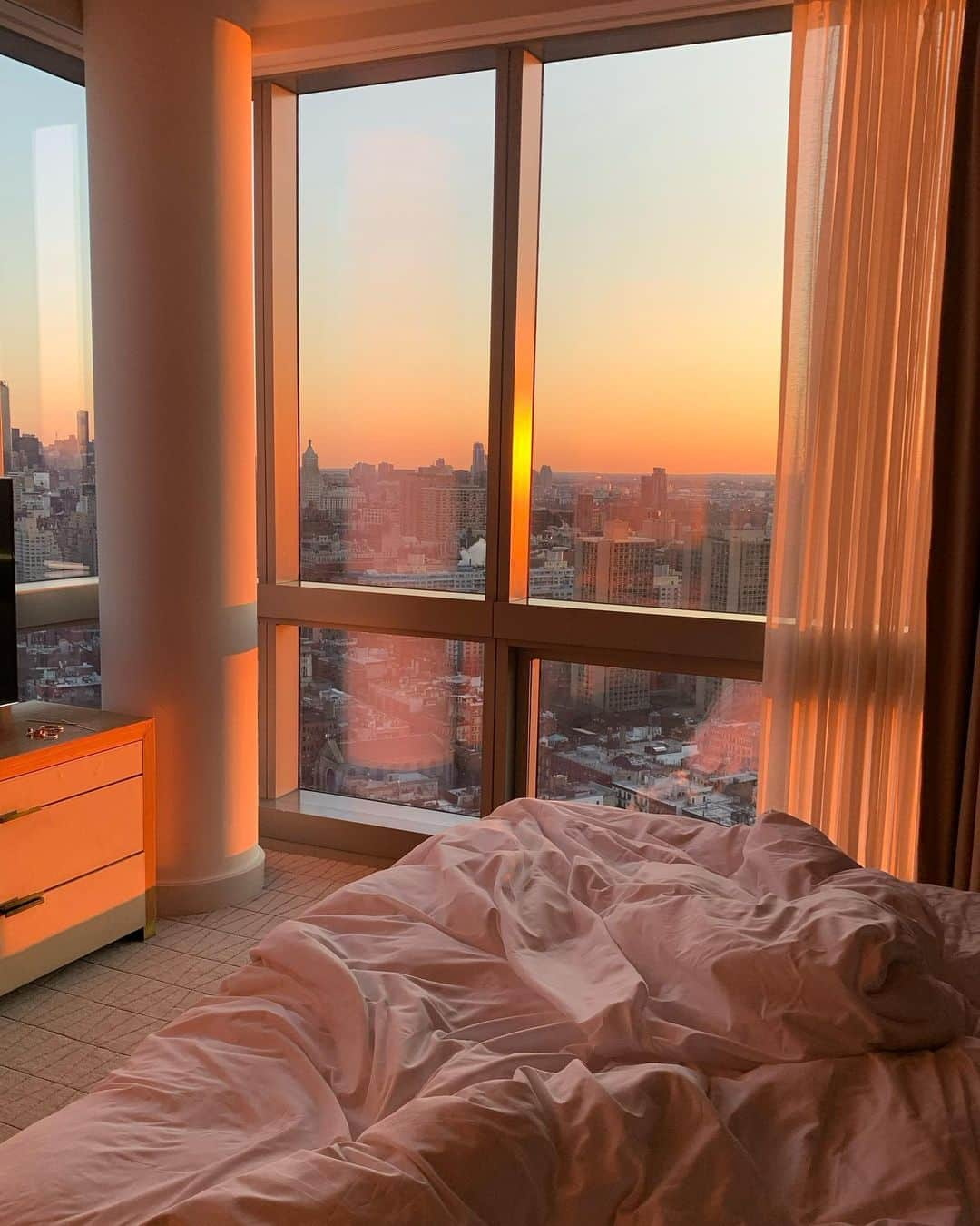 レオニー・ハンネさんのインスタグラム写真 - (レオニー・ハンネInstagram)「Where do you dream of waking up to? 🌇 #nyc #newyork」1月8日 23時49分 - leoniehanne