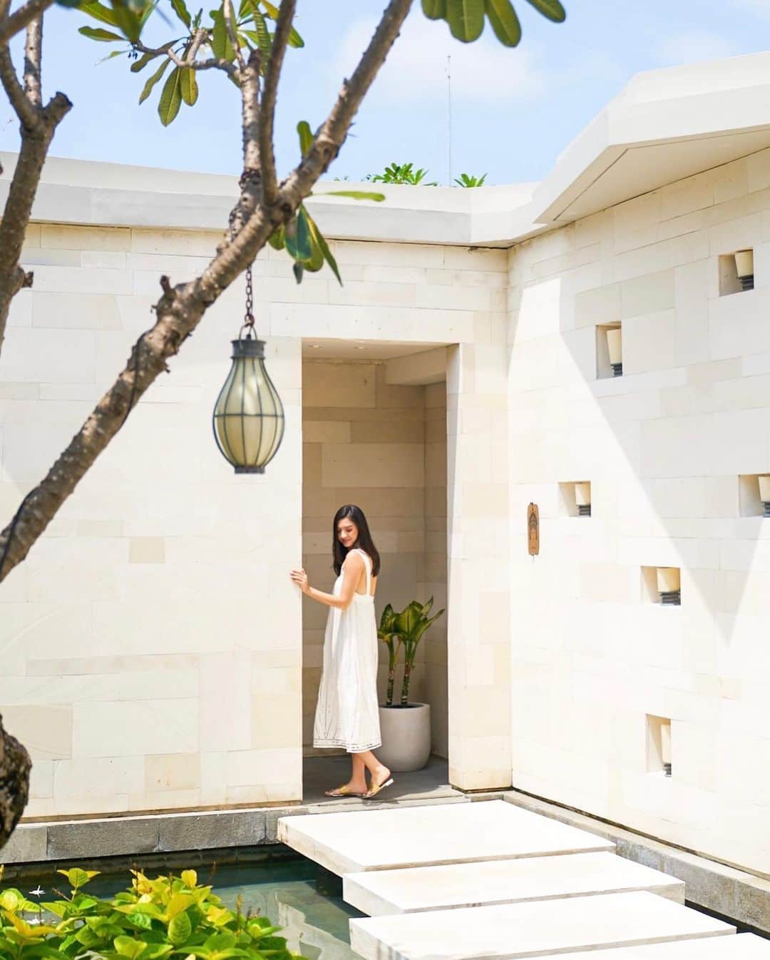 ラライン・シャーのインスタグラム：「Loving my first experience at @sixsensesuluwatu spa. Bliss!✨」