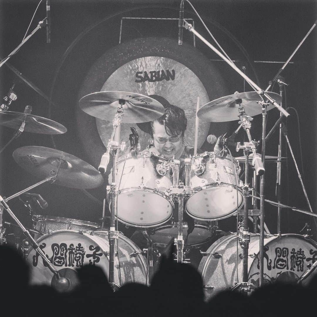 人間椅子さんのインスタグラム写真 - (人間椅子Instagram)「#2016 #livephoto  #ナカジマノブ #ドラマー  #sabian #gong #銅鑼」1月8日 23時50分 - ningen_isu