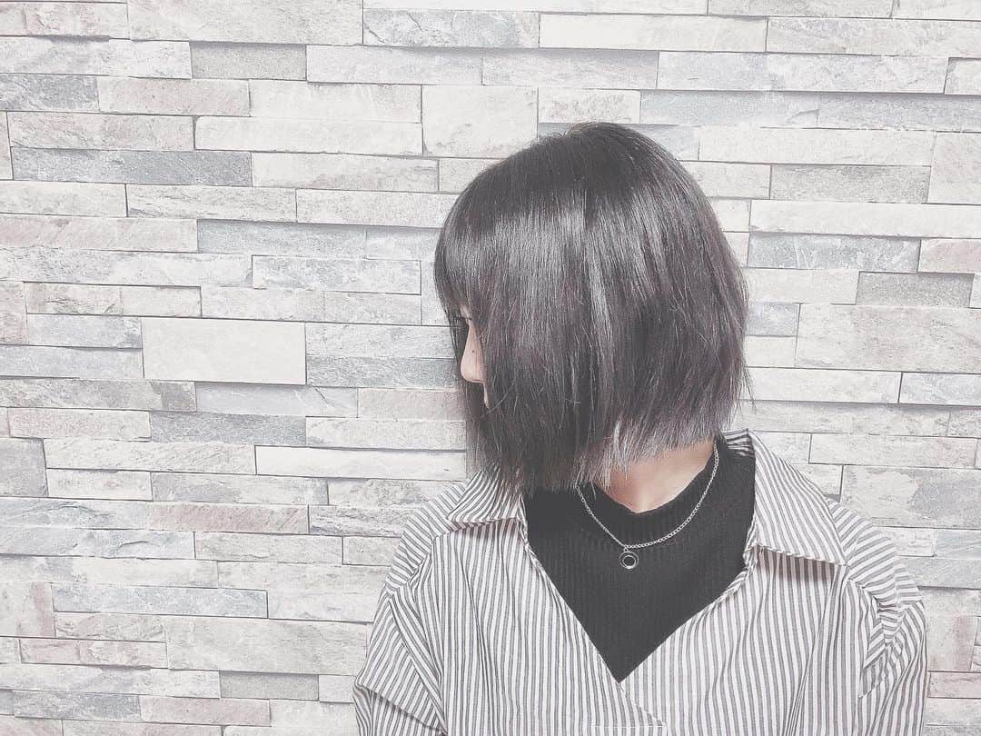桑名利瑠のインスタグラム：「. . . 🆕hair🆕 . 自然光にあたると、パープルやグレーっぽい色味。 最後は少し巻いて下さった！！ お気に入りカラーカットでした！ ありがとうございました！ . . . #fashion #髪色 #hairstyle #haircolor #カラー #パープルアッシュ #グレー #instafashion #instagood #instapic #makeup #美容院 #美容 #photooftheday #photo #selfie #selca #outfit #hairsalon #大阪 #お気に入り #l4l #followforfollowback #followｍe #code #ショートボブ #ボブスタイル #巻き髪」