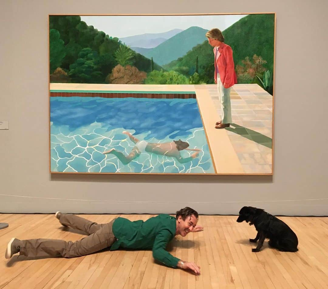 アラン・カミングさんのインスタグラム写真 - (アラン・カミングInstagram)「Lala and I re-enacting David Hockney’s Pool with Two Figures at the @metmuseum in 2017. Fun fact: I have swum in that actual pool! #fbf」1月9日 0時02分 - alancummingreally