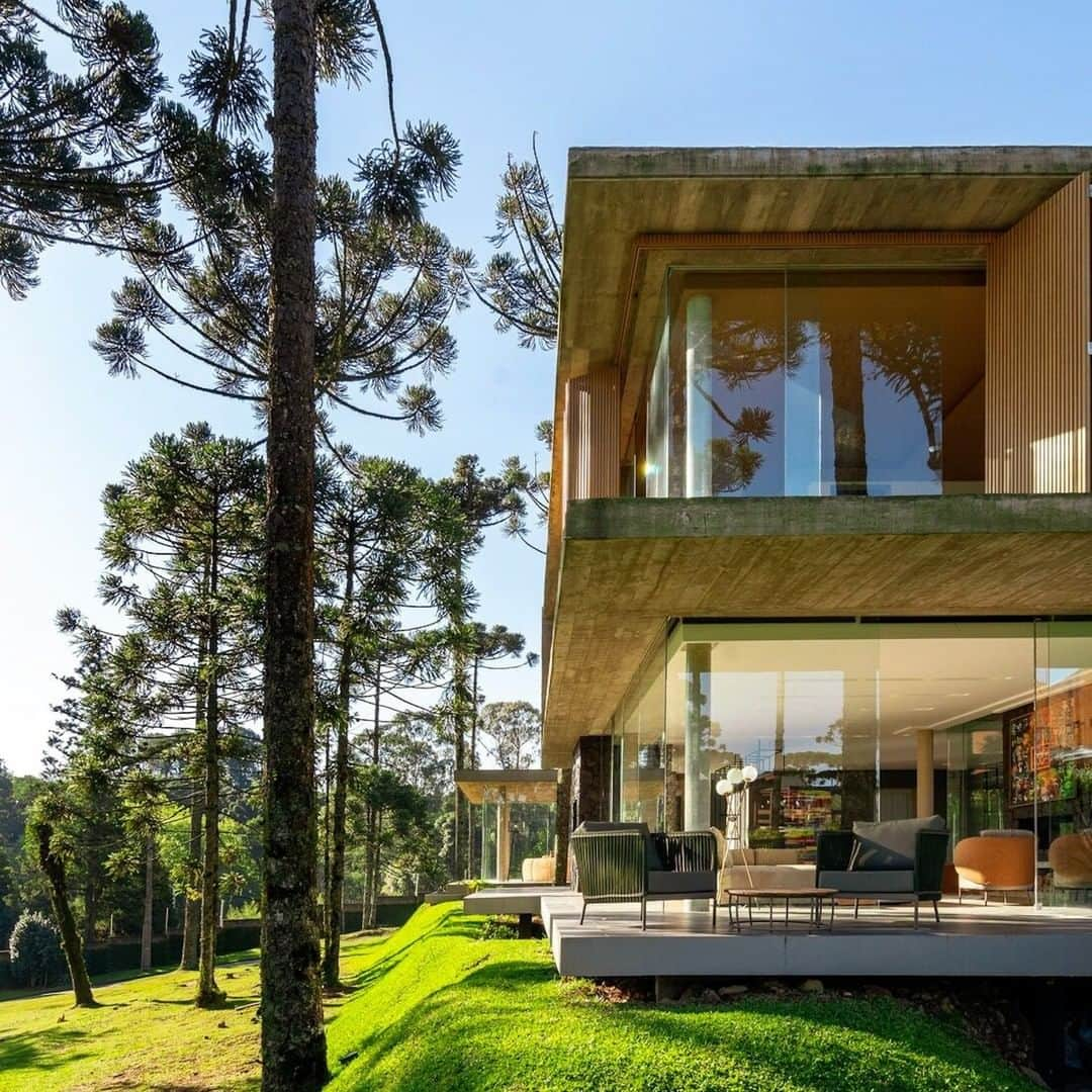 Architecture - Housesさんのインスタグラム写真 - (Architecture - HousesInstagram)「⁣ 𝑪𝒂𝒔𝒂 𝑫𝒐𝒄𝒆 𝑽𝒊𝒅𝒂 🌲⁣ With an amazing contemporary architecture, the organic facade, with a huge vertical garden that impregnates both sides, presents a total connection with nature. This project is based in 5 pillars:⁣ ➵ 100% clear energy⁣ ➵ Natural light⁣ ➵ Ecological chimneys⁣ ➵ Rainwater in the crops⁣ ➵ Zero Carbon⁣ What do you think about it? Tag an #architecture lover.💙⁣ _____⁣⁣⁣⁣⁣⁣⁣⁣⁣⁣⁣⁣⁣⁣⁣⁣⁣⁣⁣⁣⁣⁣⁣⁣⁣⁣⁣⁣⁣⁣⁣⁣⁣⁣⁣ 📐 @ck_arquitetura_gramado⁣ 📸@robertagewehr  📍 Gramado, Brasil⁣ #archidesignhome⁣ _____⁣⁣⁣⁣⁣⁣⁣⁣⁣⁣⁣⁣⁣⁣⁣⁣⁣⁣⁣⁣⁣⁣⁣⁣⁣⁣⁣⁣⁣⁣⁣⁣⁣⁣⁣ #luxuryhouses #luxurylifestyles #luxlife #milliondollarhomes #mansions #archdaily  #architecture #arquitectura #arquitecturamx #design #interiordesign #landscapedesign #building #instadaily #naturearchitecture ⁣」1月9日 0時00分 - _archidesignhome_