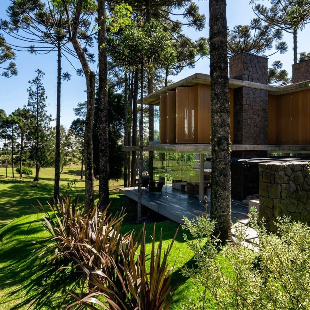 Architecture - Housesさんのインスタグラム写真 - (Architecture - HousesInstagram)「⁣ 𝑪𝒂𝒔𝒂 𝑫𝒐𝒄𝒆 𝑽𝒊𝒅𝒂 🌲⁣ With an amazing contemporary architecture, the organic facade, with a huge vertical garden that impregnates both sides, presents a total connection with nature. This project is based in 5 pillars:⁣ ➵ 100% clear energy⁣ ➵ Natural light⁣ ➵ Ecological chimneys⁣ ➵ Rainwater in the crops⁣ ➵ Zero Carbon⁣ What do you think about it? Tag an #architecture lover.💙⁣ _____⁣⁣⁣⁣⁣⁣⁣⁣⁣⁣⁣⁣⁣⁣⁣⁣⁣⁣⁣⁣⁣⁣⁣⁣⁣⁣⁣⁣⁣⁣⁣⁣⁣⁣⁣ 📐 @ck_arquitetura_gramado⁣ 📸@robertagewehr  📍 Gramado, Brasil⁣ #archidesignhome⁣ _____⁣⁣⁣⁣⁣⁣⁣⁣⁣⁣⁣⁣⁣⁣⁣⁣⁣⁣⁣⁣⁣⁣⁣⁣⁣⁣⁣⁣⁣⁣⁣⁣⁣⁣⁣ #luxuryhouses #luxurylifestyles #luxlife #milliondollarhomes #mansions #archdaily  #architecture #arquitectura #arquitecturamx #design #interiordesign #landscapedesign #building #instadaily #naturearchitecture ⁣」1月9日 0時00分 - _archidesignhome_