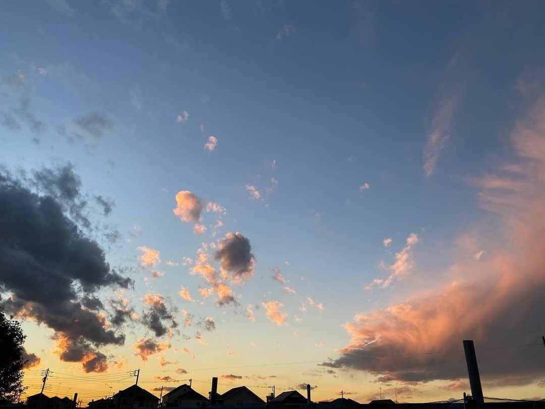 喜国雅彦＆国樹由香さんのインスタグラム写真 - (喜国雅彦＆国樹由香Instagram)「綺麗だった今日の夕焼け空。おやすみなさい（由）  #skystagram #sunset #sky #cloud #blue #red #beautiful #tokyo #japan #空 #雲 #毎日違う顔 #綺麗 #今夜はとっても寒いね」1月9日 0時03分 - kunikikuni