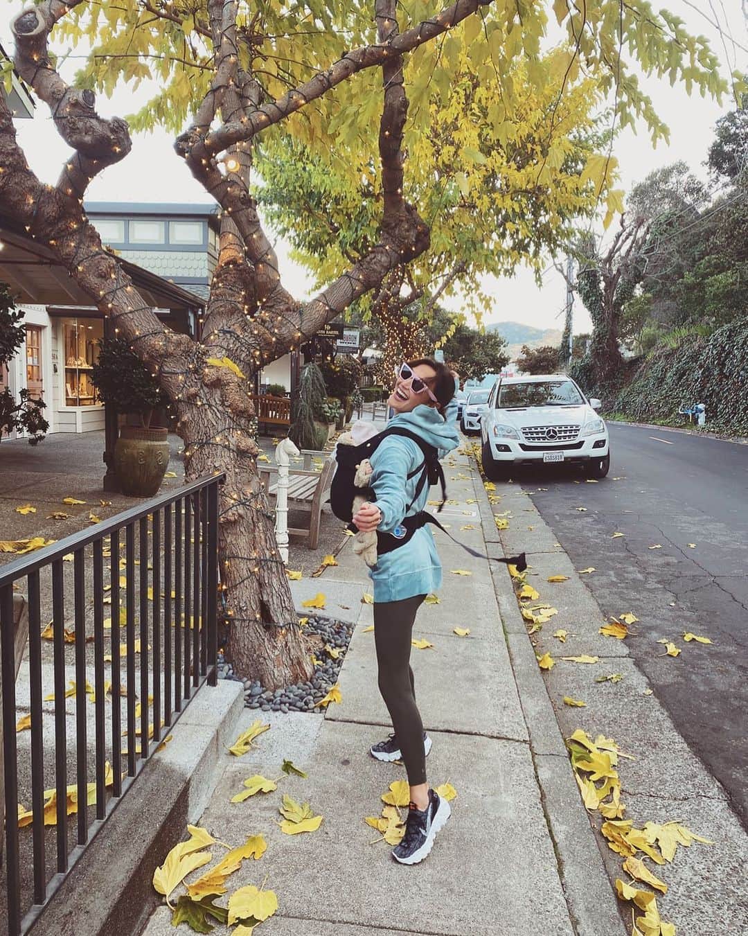 ダニジョーのインスタグラム：「Out with our newest #dannijogirl Lou Sienna 🎀 @danielleasnyder wearing our Green Frayed hoodie, available at the link in bio 🛒」