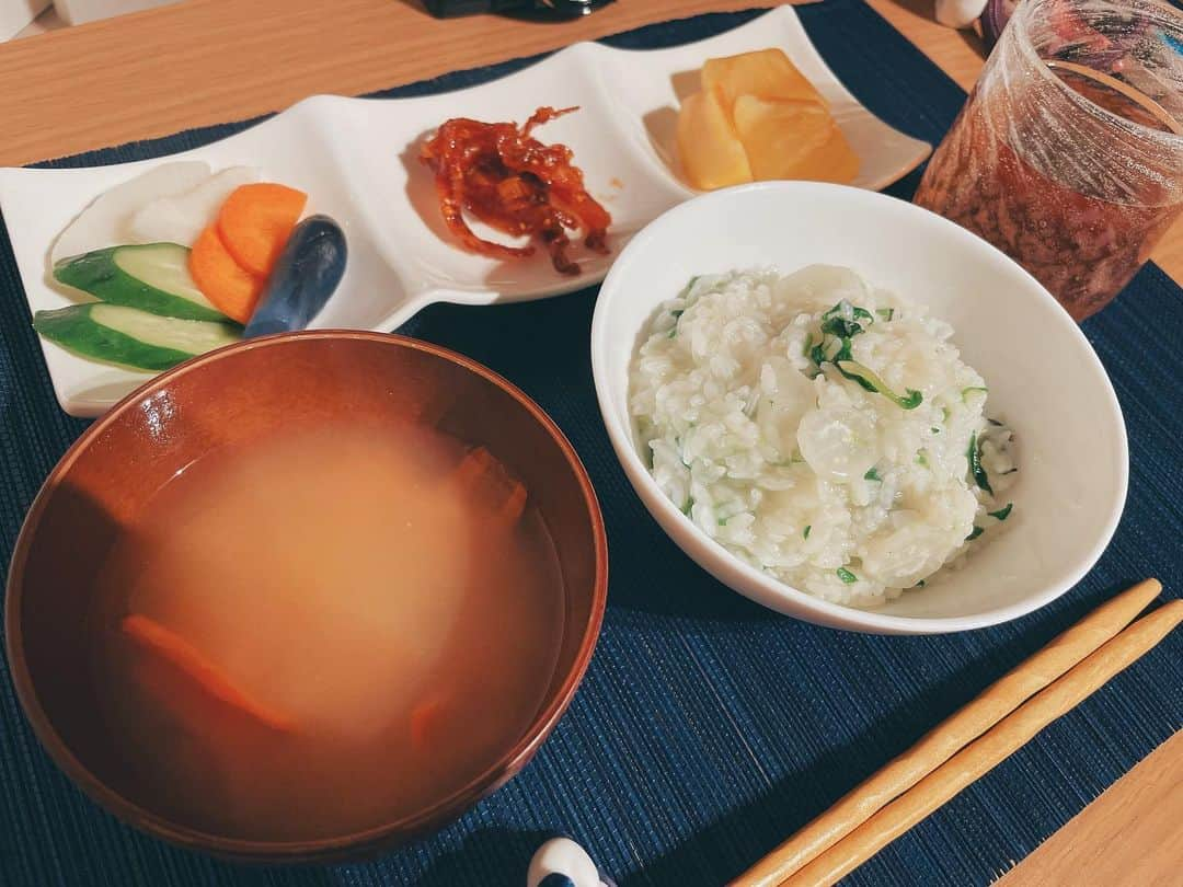 片山陽加さんのインスタグラム写真 - (片山陽加Instagram)「今年も七草粥を🍚 久々に自炊したけど、 料理できない割には彩りも含めてよくできた気がする笑  おうち時間増えるから また少しずつやろうかな！ 無水調理の鍋でカレー作ったら 水分なくてとんでもない事に なったからリベンジしてみよう🍛  #料理苦手女子のごはん記録 #無水鍋  #本当に難しい #七草粥 #美味」1月9日 0時20分 - haachandyoo