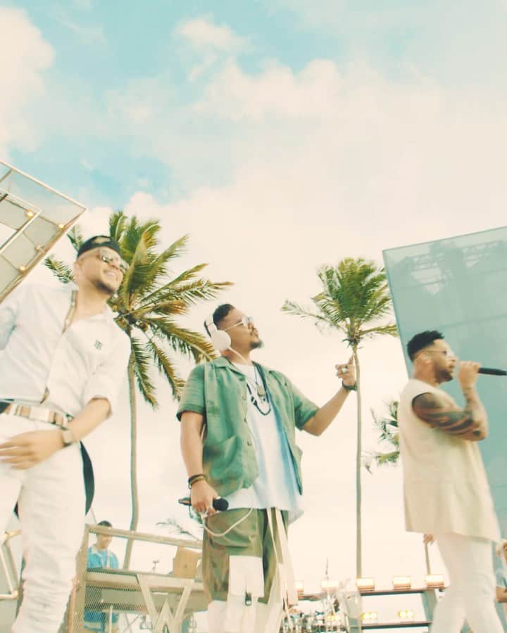 Sorriso Marotoのインスタグラム：「FOGO NA GASOLINA 🔥 disponível no nosso canal no YouTube pra você curtir o verão todo sem moderação! Sorriso Maroto, @mwmc e @tonysallescantor (@bandaparangole) nessa mistura diferente.   #SorrisoMarotoAMA」