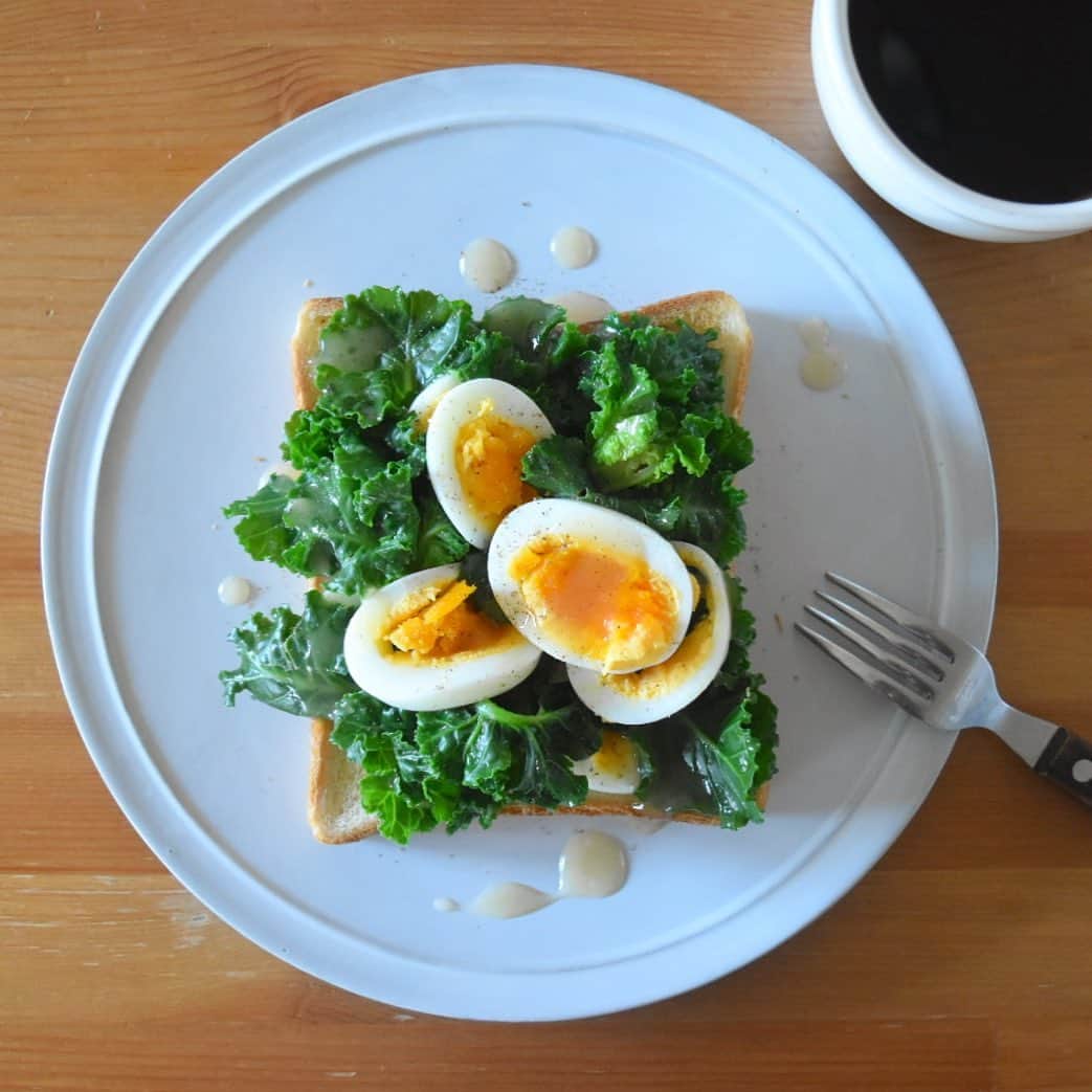 山崎佳のインスタグラム：「Today’s breakfast. もりもりプチヴェールとゆで卵。」