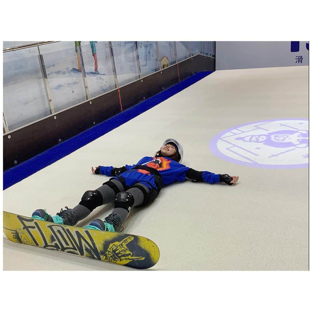 峮峮さんのインスタグラム写真 - (峮峮Instagram)「今日我最跌😵😵😵 （服裝配色意外搭到iski的滑雪配備，好Q💙🤍 - @iskiclub  #iski新竹店  #今晚肯定很好睡」1月9日 0時15分 - qun_04