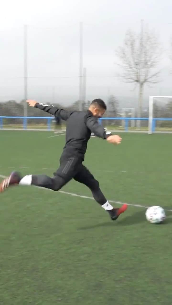 F2Freestylersのインスタグラム：「When you start celebrating before it goes in...🤣😂  What’s your favourite celebration?  🕺🤙👋🤳🧎🧘‍♂️☝️🙋‍♂️🤫🙅🤸‍♂️」