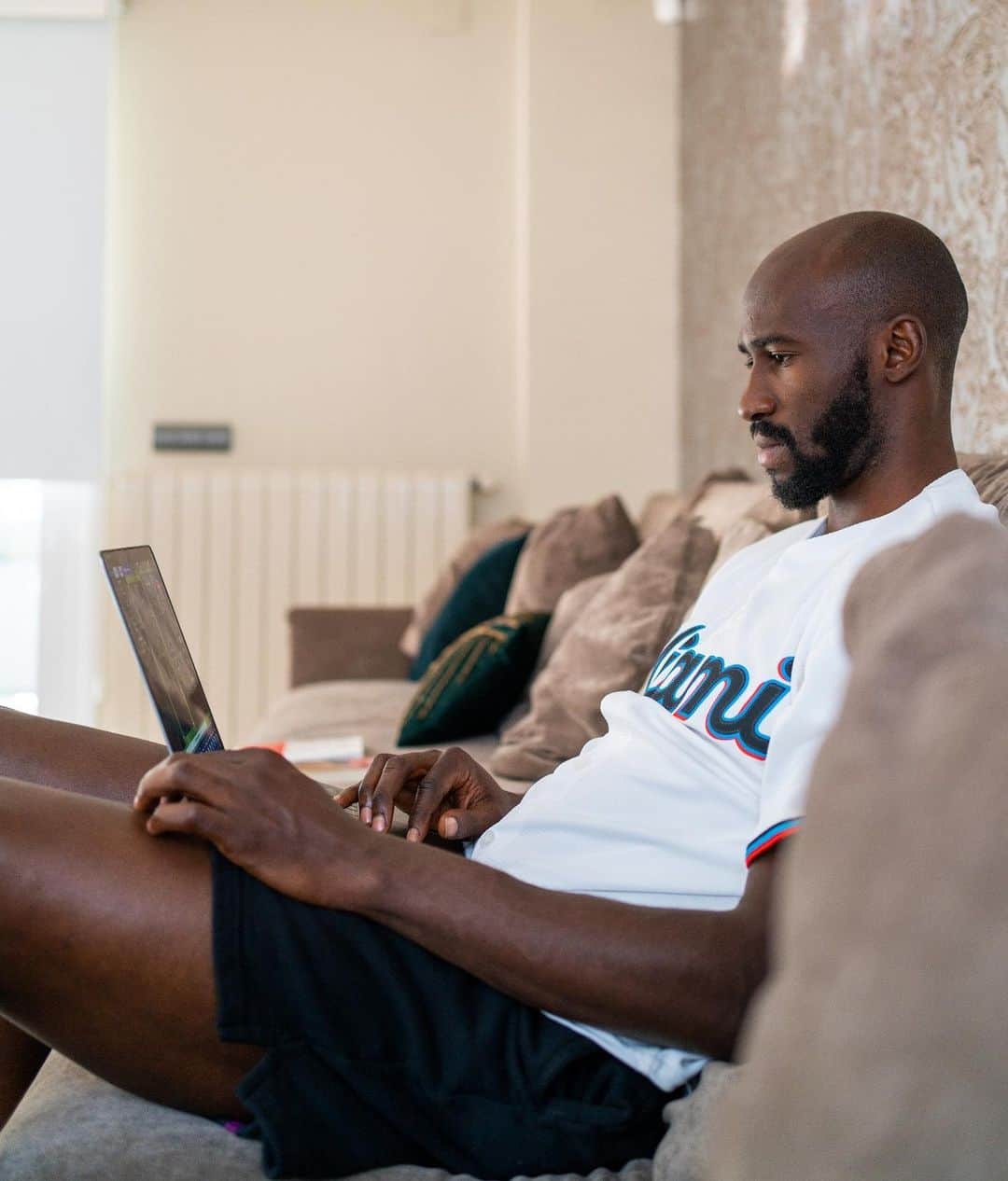 エリアカン・マンガラのインスタグラム：「Modo de recuperación activado 🔋  What’s your best project on @footballmanager 2021 ?   #lifestyle #photography #instagood #picoftheday #espagne #photooftheday #life #mood #valencia #M4NG4L4 #football #footballmanager #fm2021」
