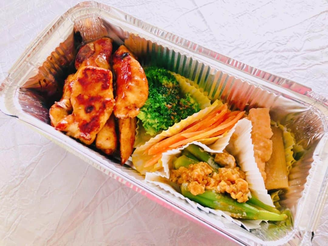 平愛梨さんのインスタグラム写真 - (平愛梨Instagram)「お弁当🍱  焼うどんとか子供喜びますよ!とアドバイス頂いたので焼うどんにしてみた😃  野菜たっぷり入れたからサイドメニューはいらないか🙄と手抜きした😋  PAPAは自宅で食べるけどお弁当仕立てにしてみた😁 #平飯#お弁当#ごはん記録#アドバイスお願いします」1月9日 0時37分 - harikiri_tairi