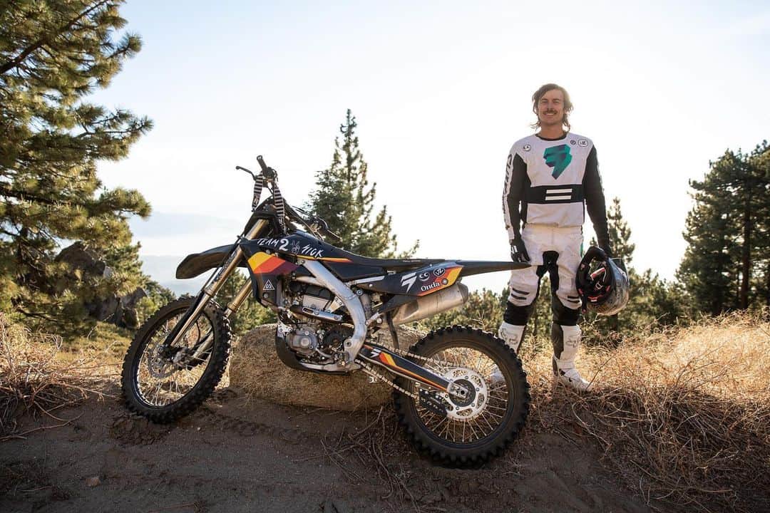 Racer X Onlineさんのインスタグラム写真 - (Racer X OnlineInstagram)「Check out the all-new MX21 gear line that launched this week from @shiftmx. Head over to their page to see the full collection. Keep an eye out for content stories ft. Josh Hansen, Jimmy Hill, Colby Raha and more coming in the following weeks as well 🤘」1月9日 0時29分 - racerxonline
