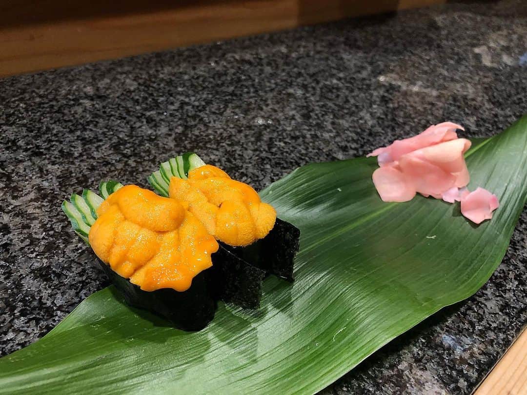 黒田絢子さんのインスタグラム写真 - (黒田絢子Instagram)「お仕事終わり、 家族でお寿司に行きました🍣✨ 私は量より質スタイルで 少々お値段張りますけど 好きなものだけを頼みました。 お客さんは私達しかいません。😉 ラッキーです🤞✨  食べたものは↓ 赤だし うに 数の子 えんがわ 芽ネギ ビール こんだけで充分です。🥺🤲  贅沢なものは少量で 何故かお腹いっぱいになります。  #寿司 #familytime」1月9日 0時30分 - ayakokuroda_official