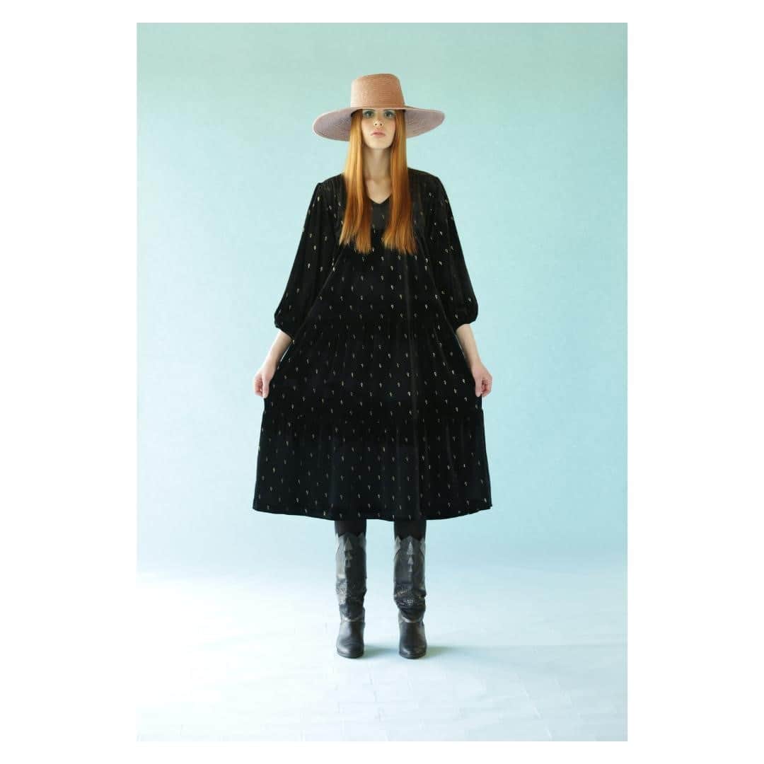 イヴァナ ヘルシンキのインスタグラム：「Hazel dress brings comfort, and softness to your life without forgetting style✨⁠ ⁠ FLASH SALE!⁠ Lovely Hazel dress -20%⁠ ⁠ The discount is valid over the weekend until 10.01.2021 23:59⁠ The price will change automatically.」