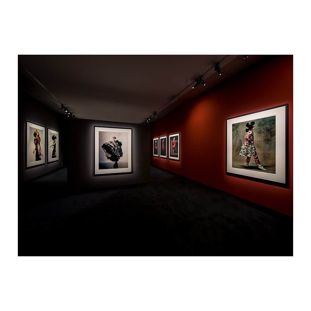 Poliform|Varennaさんのインスタグラム写真 - (Poliform|VarennaInstagram)「Poliform is partnering the “Paolo Roversi – Studio Luce” solo exhibition at MAR (Museo d’Arte della città di Ravenna @mar_ravenna ). A unique opportunity to get to the work of the great photographer who has also collaborated with Poliform to celebrate its 50th anniversary, realizing the book “Time, Light, Space”. The exhibition gives the chance to discover Roversi’s (@roversi) main artworks, from its fashion photographs to portraits of friends and artists and still life photos. In  compliance with the Decree of the President of the Council of Ministers of November 3, 2020, the “Paolo Roversi - Studio Luce exhibition” is currently closed to the public but it can be visited through a virtual tour available on the MAR website. #poliform #design #paoloroversi #paoloroversiphotography #exhibition #photography」1月9日 0時31分 - poliform_official