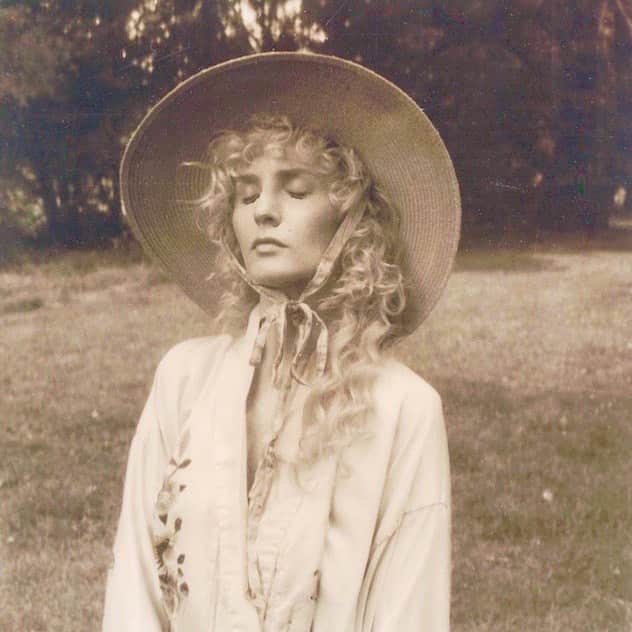 オードリー・キッチングのインスタグラム：「Follow the white rabbit who lives on the moon ✺ @brunoroids」
